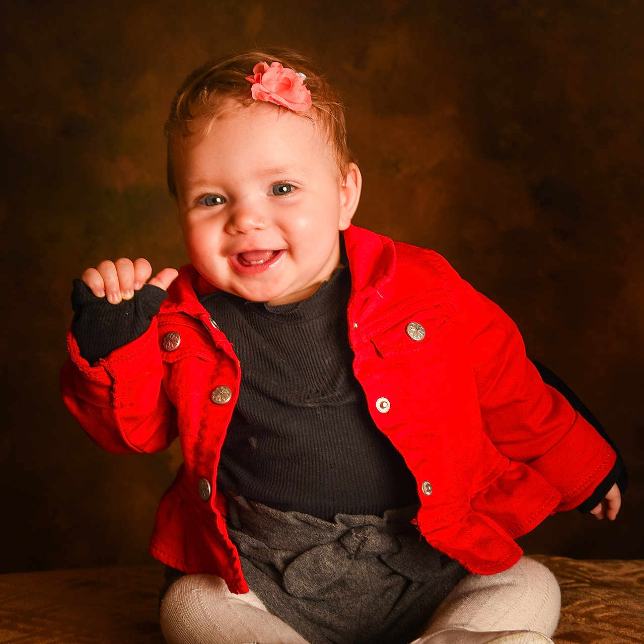 Inaya a rejoint le concours — aidez-le/la à gagner de superbes lots ! baby, bodypart, clothing, coat, face, finger, footwear, hand, happy, hardwood, head, jacket, pants, person, photography, portrait, shoe, sitting, smile, wood