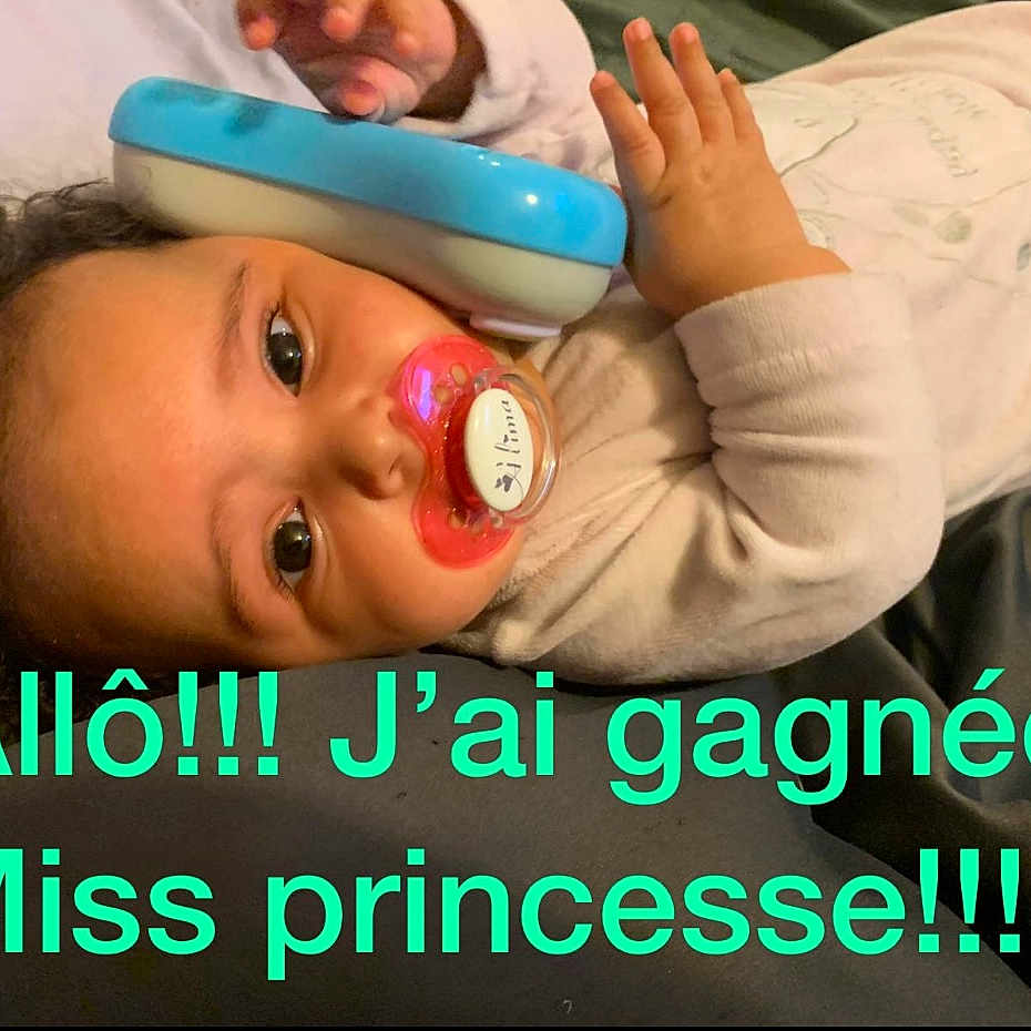Alima Macogno participe au concours pour gagner de l'argent avec cette photo : baby, cheek, child, elbow, eyebrow, eyelash, flash_photography, font, fun, gesture, happy, mouth, nail, nose, photo_caption, skin, smile, thumb, toddler, wrist