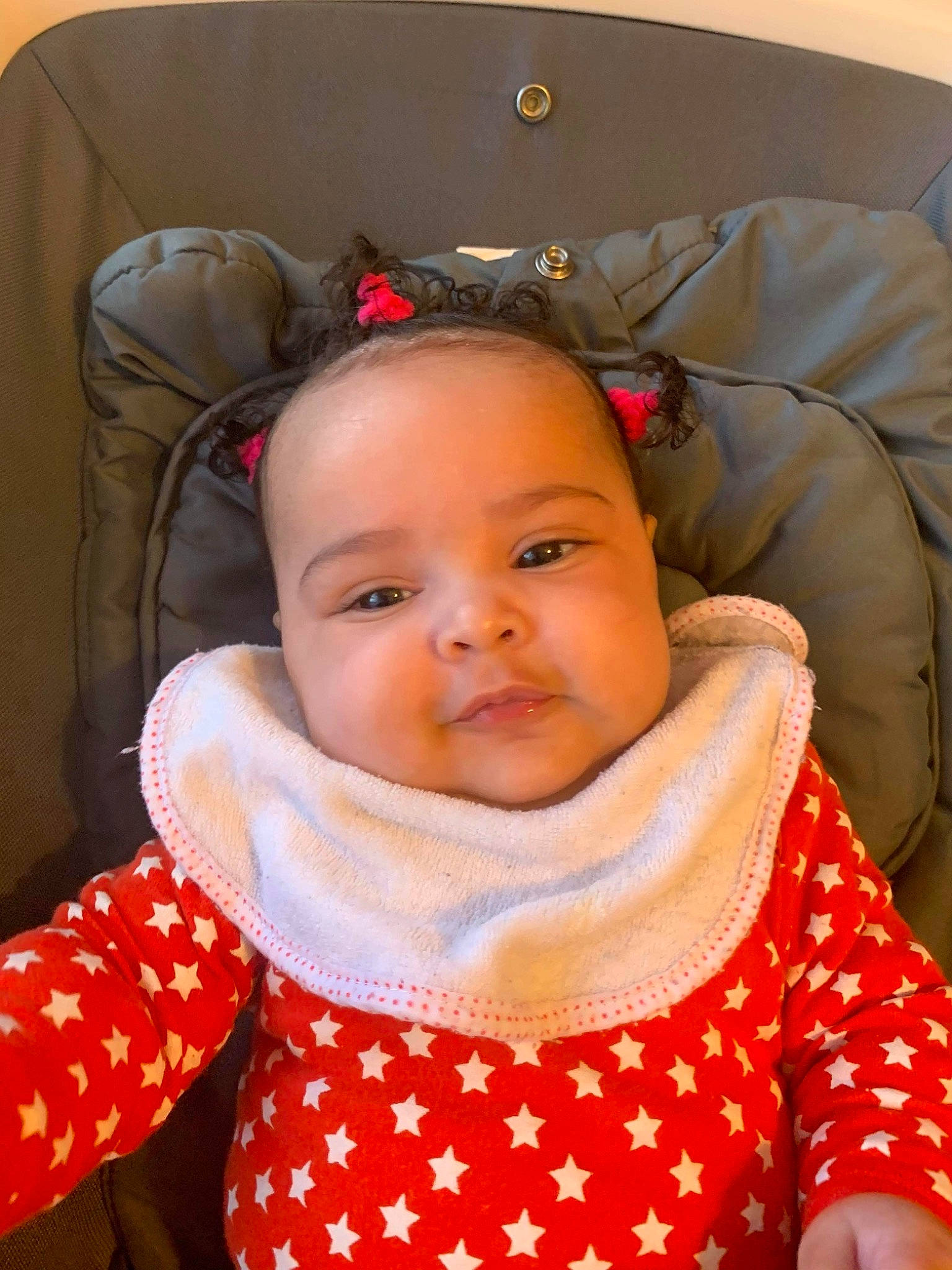 Alima Macogno a rejoint le concours — aidez-le/la à gagner de superbes lots ! baby_toddler_clothing, cheek, chin, collar, comfort, eye, eyebrow, face, facial_expression, hair, head, iris, lip, mouth, neck, nose, outerwear, person, skin, sleeve