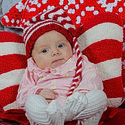 Mayna a rejoint le concours — aidez-le/la à gagner de superbes lots ! baby, child, infant, hat, knitwear, red_and_white, striped, pillow, crochet, blanket, plaid, winter, snow, indoors, portrait, cute, cozy, holiday, soft, smile