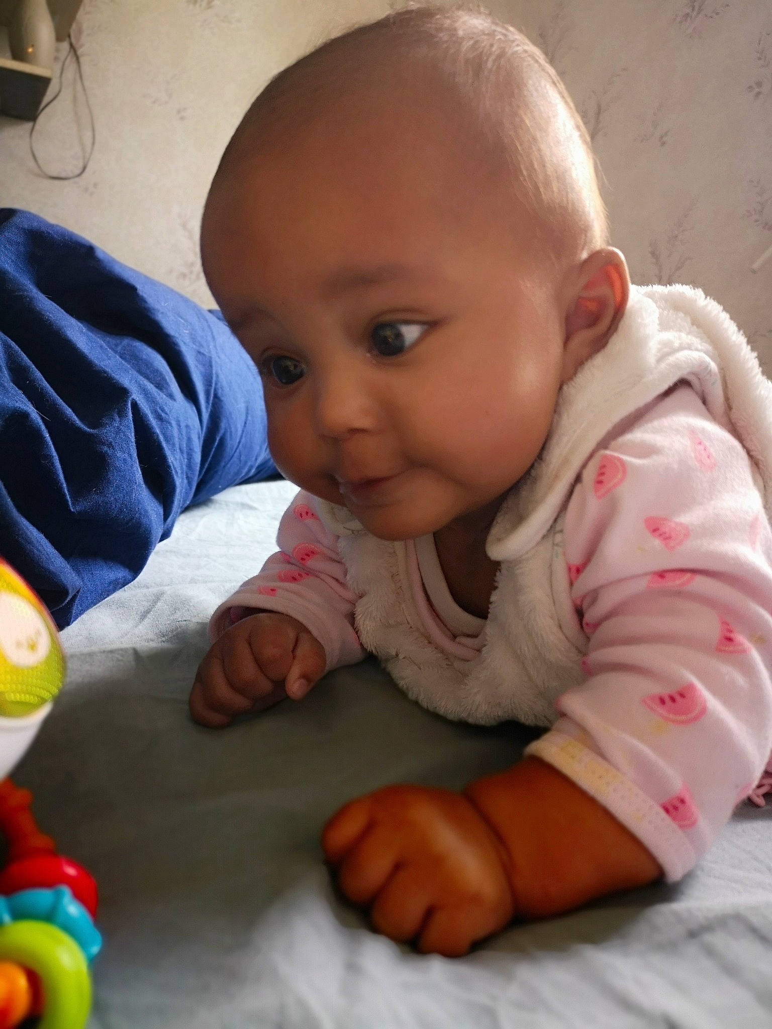 Elena participe au concours pour gagner de l'argent avec cette photo : baby, beauty, cheek, child, eye, face, finger, head, lip, mouth, nose, person, play, sitting, skin, smile, toddler, tummy_time