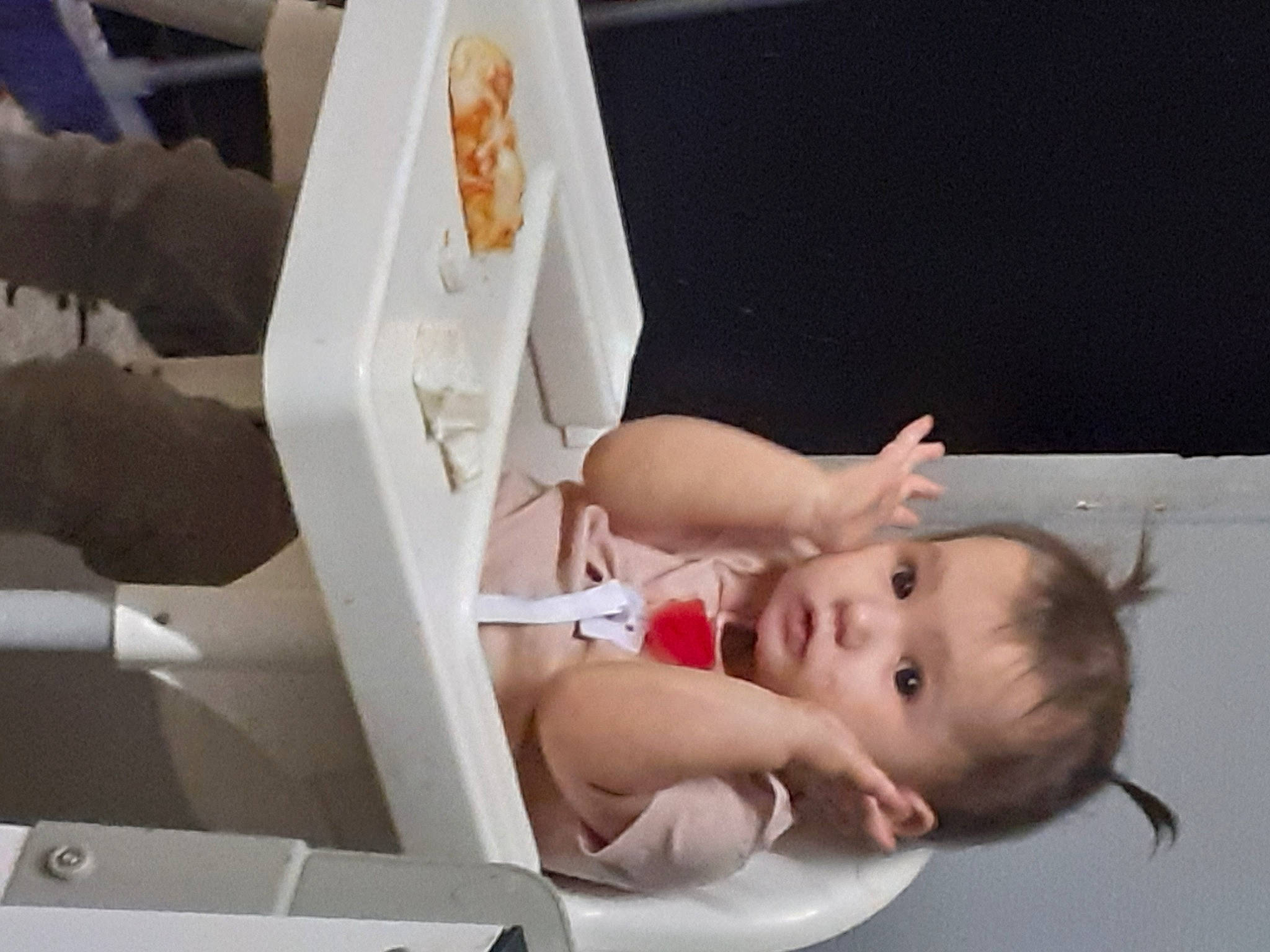 Matina a rejoint le concours — aidez-le/la à gagner de superbes lots ! abdomen, baby, baby_products, bed, chair, chest, child, comfort, cooking, elbow, fun, human_leg, person, room, service, sitting, thigh, toddler