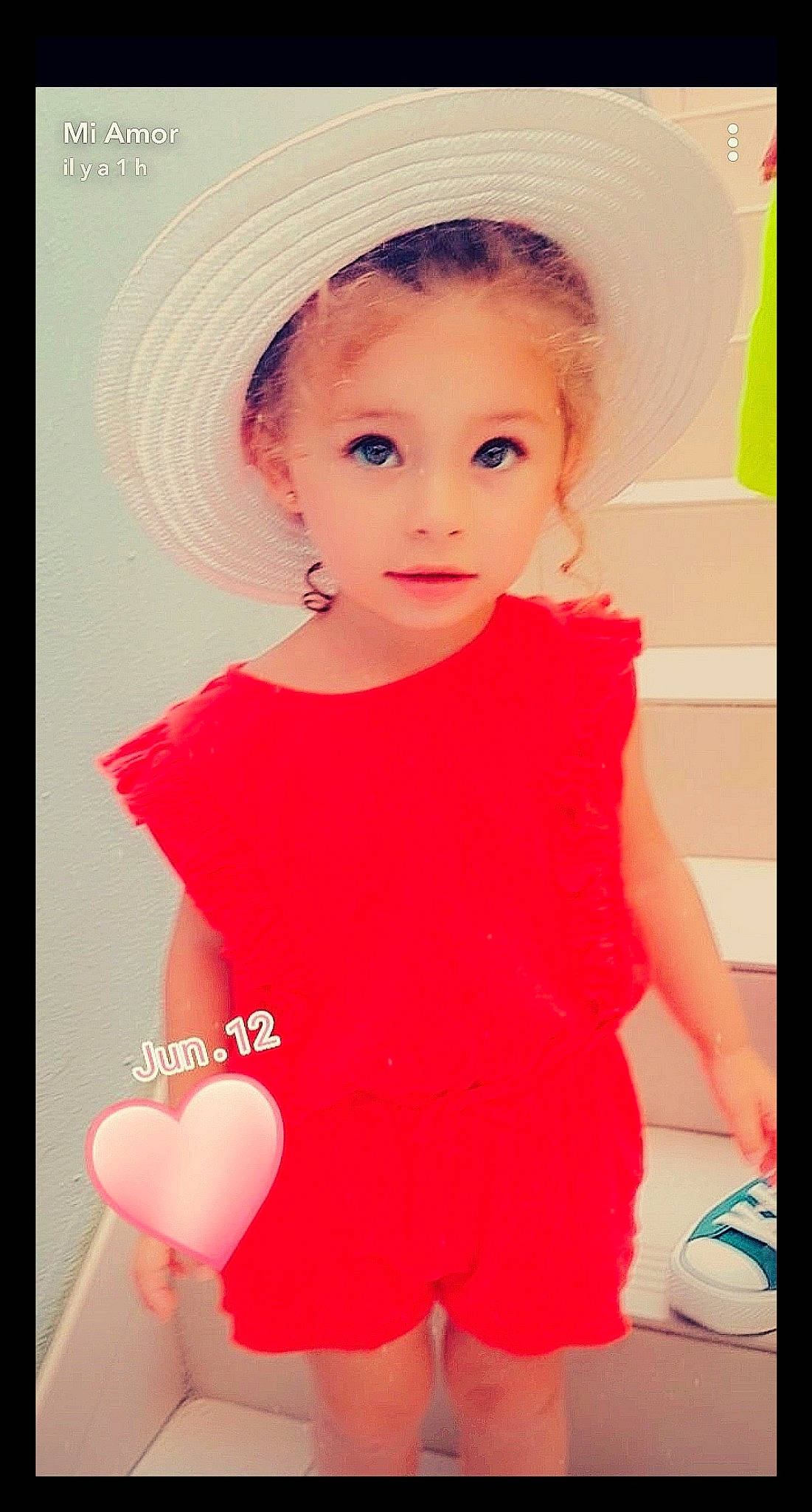 Myla a rejoint le concours — aidez-le/la à gagner de superbes lots ! baby_toddler_clothing, beauty, day_dress, dress, eyelash, fashion_design, gesture, headgear, human_body, iris, lip, magenta, one_piece_garment, person, pink, red, skin, sleeve, toddler, waist