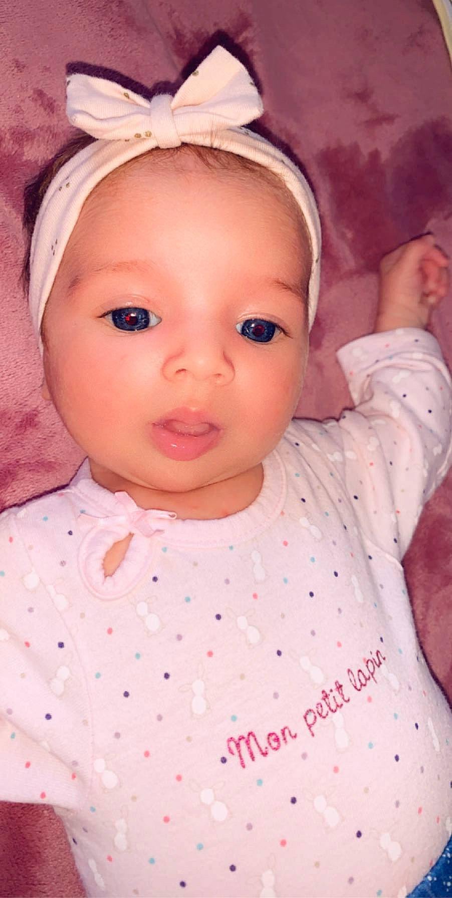 Camelia a rejoint le concours — aidez-le/la à gagner de superbes lots ! baby, cheek, child, chin, close_up, eye, eyebrow, eyelash, face, forehead, hair_accessory, head, headgear, iris, lip, mouth, nose, person, pink, skin