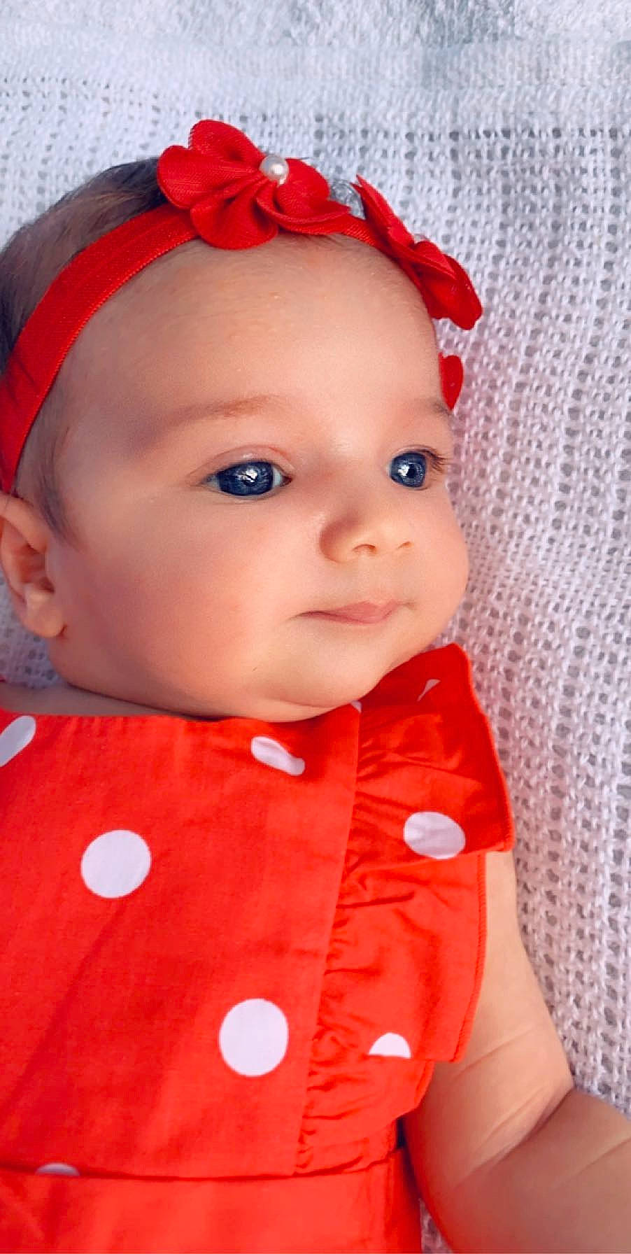 Camelia participe au concours pour gagner de l'argent avec cette photo : baby, baby_toddler_clothing, cheek, child, child_model, face, forehead, hair_accessory, head, headband, headgear, lip, nose, person, red, skin, toddler