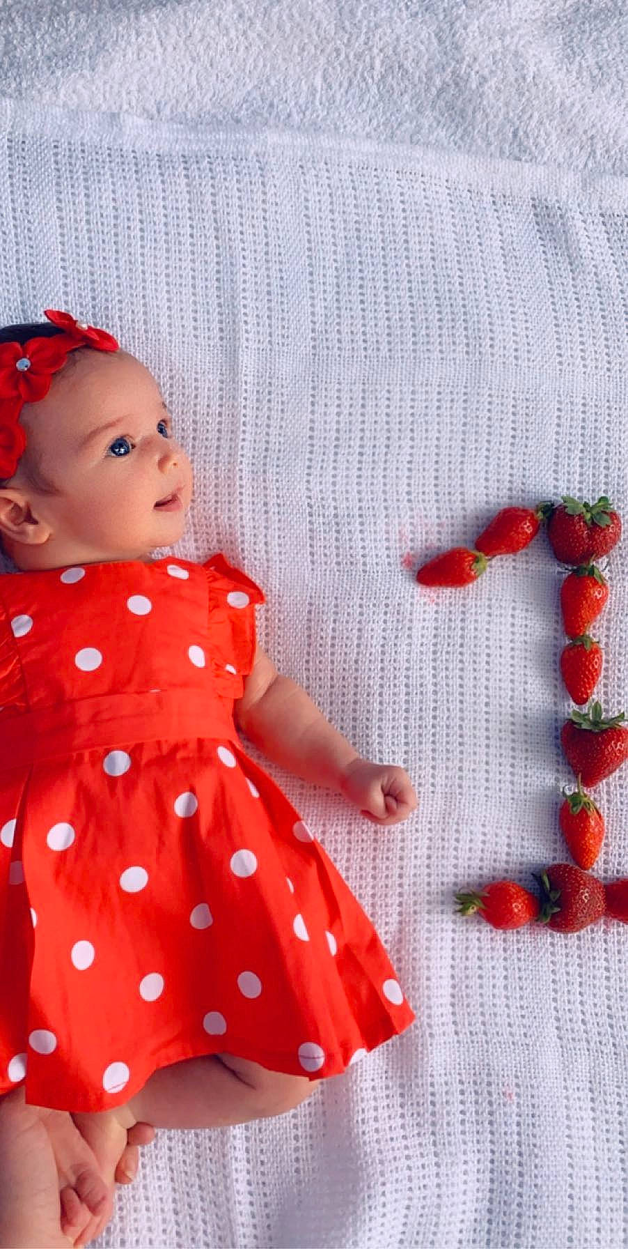 Camelia a rejoint le concours — aidez-le/la à gagner de superbes lots ! baby, baby_toddler_clothing, child, clothing, design, dress, orange, pattern, peach, person, polka_dot, product, red, sleeve, toddler