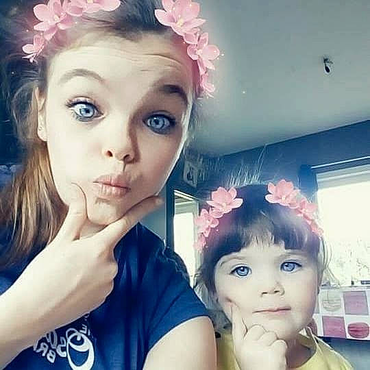 Loana  a rejoint le concours — aidez-le/la à gagner de superbes lots ! black_hair, brown_hair, cheek, ear, eye, eyebrow, eyelash, forehead, girl, hair, hair_coloring, hairstyle, head, human_hair_color, long_hair, nose, person, product, selfie