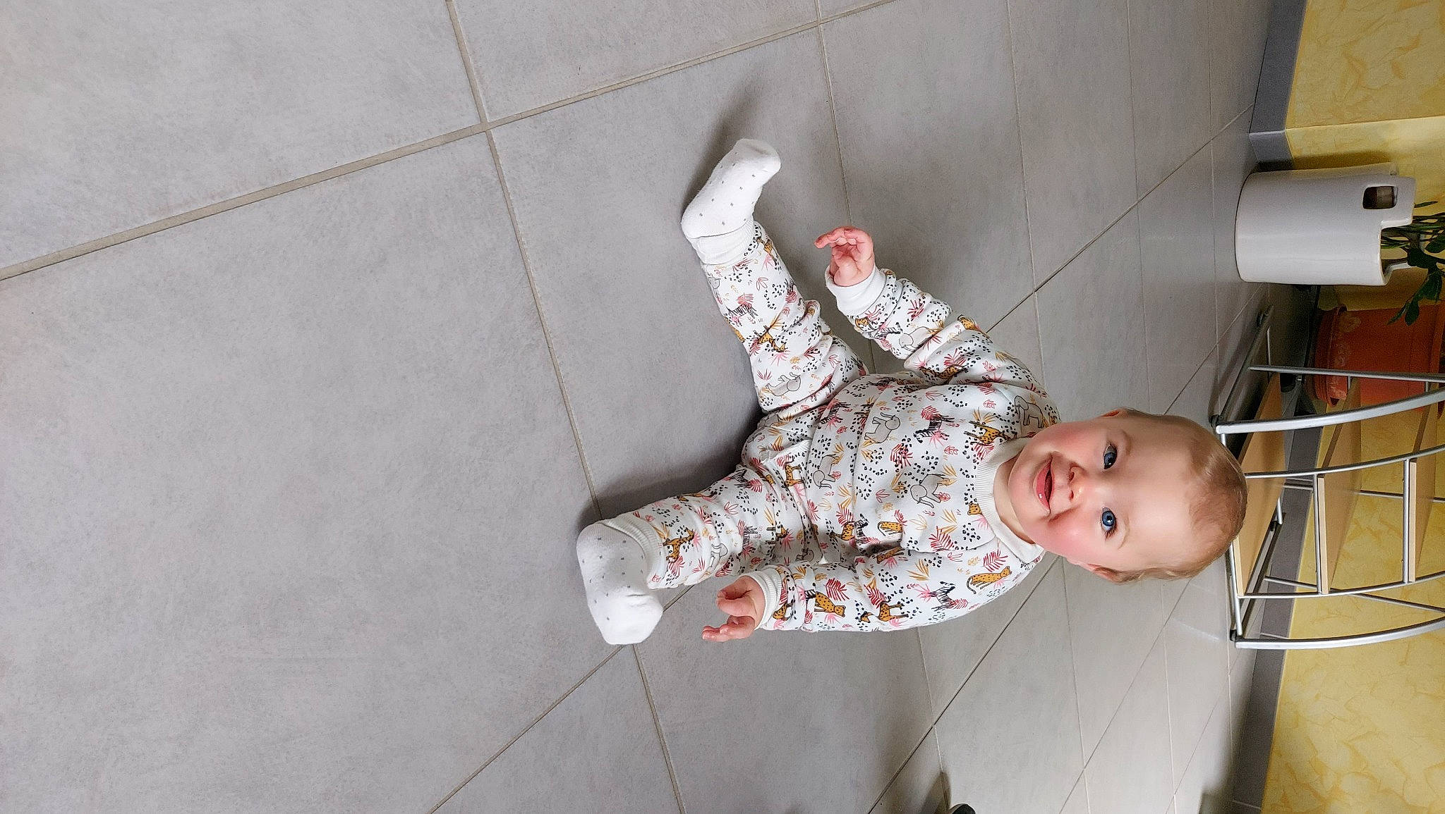 Lyana a rejoint le concours — aidez-le/la à gagner de superbes lots ! ceiling, child, concrete, elbow, flesh, floor, flooring, fun, happy, human_leg, joy, knee, person, road_surface, shelf, shoulder, sitting, sleeve, smile, toddler