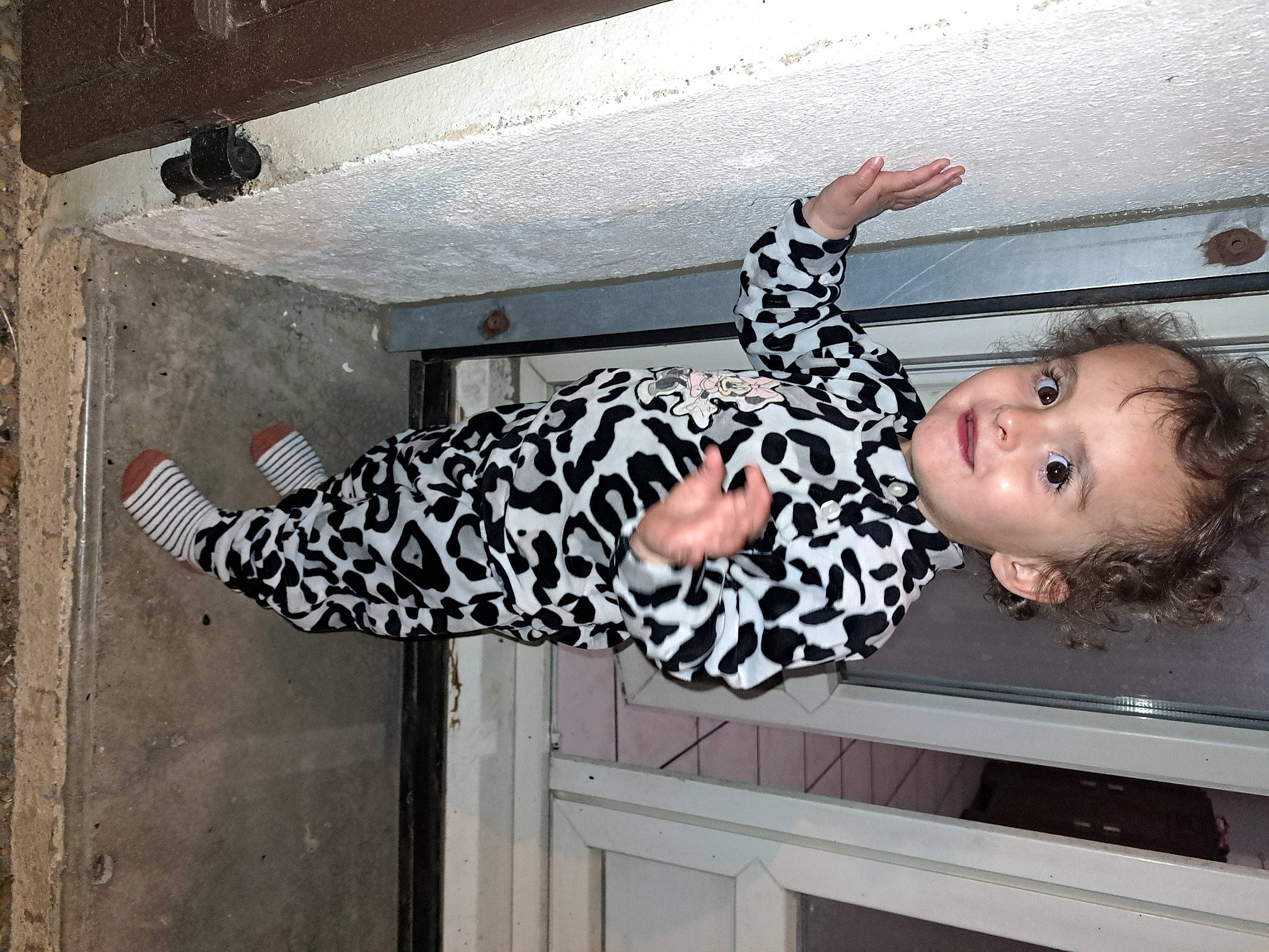 Cassandra a rejoint le concours — aidez-le/la à gagner de superbes lots ! baby_toddler_clothing, ceiling, elbow, flash_photography, flooring, fun, happy, joy, pattern, person, plaster, room, sleeve, smile, thigh, tints_and_shades, toddler, visual_arts, wood, wrist