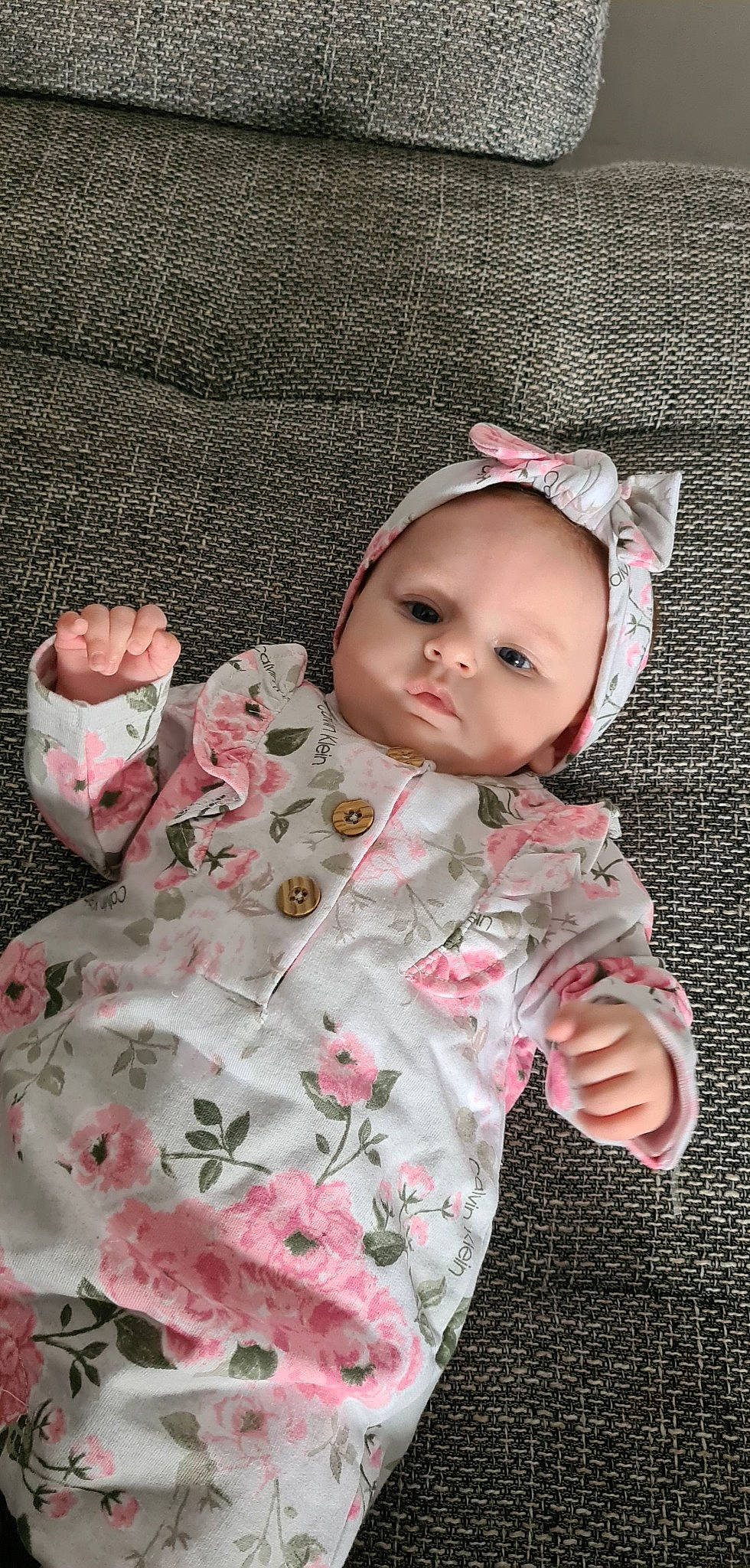 Chloé a rejoint le concours — aidez-le/la à gagner de superbes lots ! baby, baby_toddler_clothing, cheek, chin, collar, dress, eye, face, facial_expression, grass, head, headgear, lip, outerwear, pattern, person, pink, skin, sleeve, textile