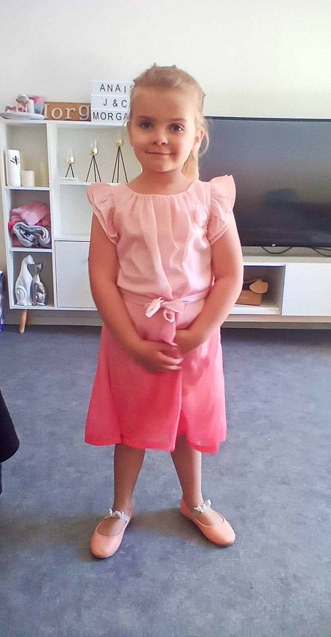 Morgane participe au concours pour gagner de l'argent avec cette photo : child, dress, flooring, foot, gesture, happy, human_leg, joint, joy, knee, leg, neck, person, pink, shoe, shoulder, skin, sleeve, smile, television