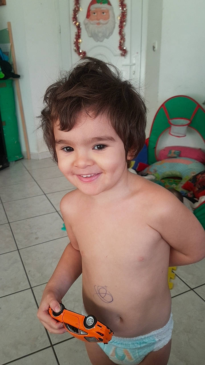 Enzo participe au concours pour gagner de l'argent avec cette photo : cheek, chest, child, chin, cool, eye, eyelash, fun, green, hairstyle, happy, joy, lip, mouth, muscle, nose, person, skin, smile, standing