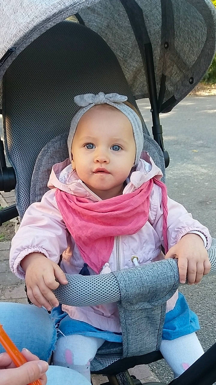 Mylana a rejoint le concours — aidez-le/la à gagner de superbes lots ! baby_carriage, baby_products, car_seat, child, cool, day, eye, fun, girl, headgear, infant, person, pink, play, product, sitting, skin, smile, toddler