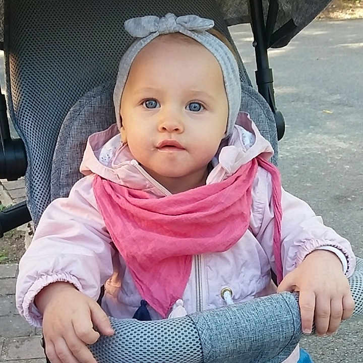 Mylana a rejoint le concours — aidez-le/la à gagner de superbes lots ! baby_carriage, baby_products, car_seat, child, cool, day, eye, fun, girl, headgear, infant, person, pink, play, product, sitting, skin, smile, toddler