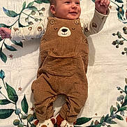 Léo participe au concours pour gagner de l'argent avec cette photo : adorable, baby, bear_design, blanket, brown_overalls, buttoned_overalls, child, cute, footwear, happy, indoor, infant, leaf_pattern, long_sleeve_shirt, lying_down, portrait, slippers, small_hands, smiling, soft_texture