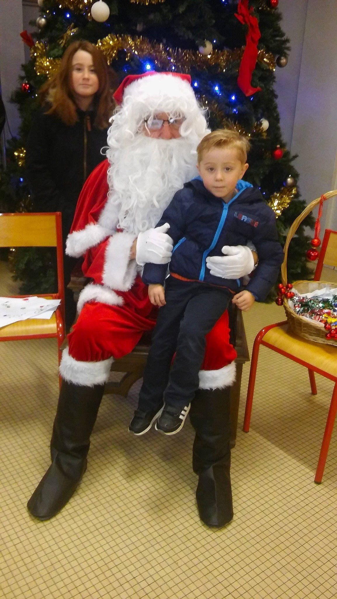 Valentin participe au concours pour gagner de l'argent avec cette photo : christmas, christmas_decoration, costume, event, fictional_character, fun, holiday, lap, person, product, santa_claus