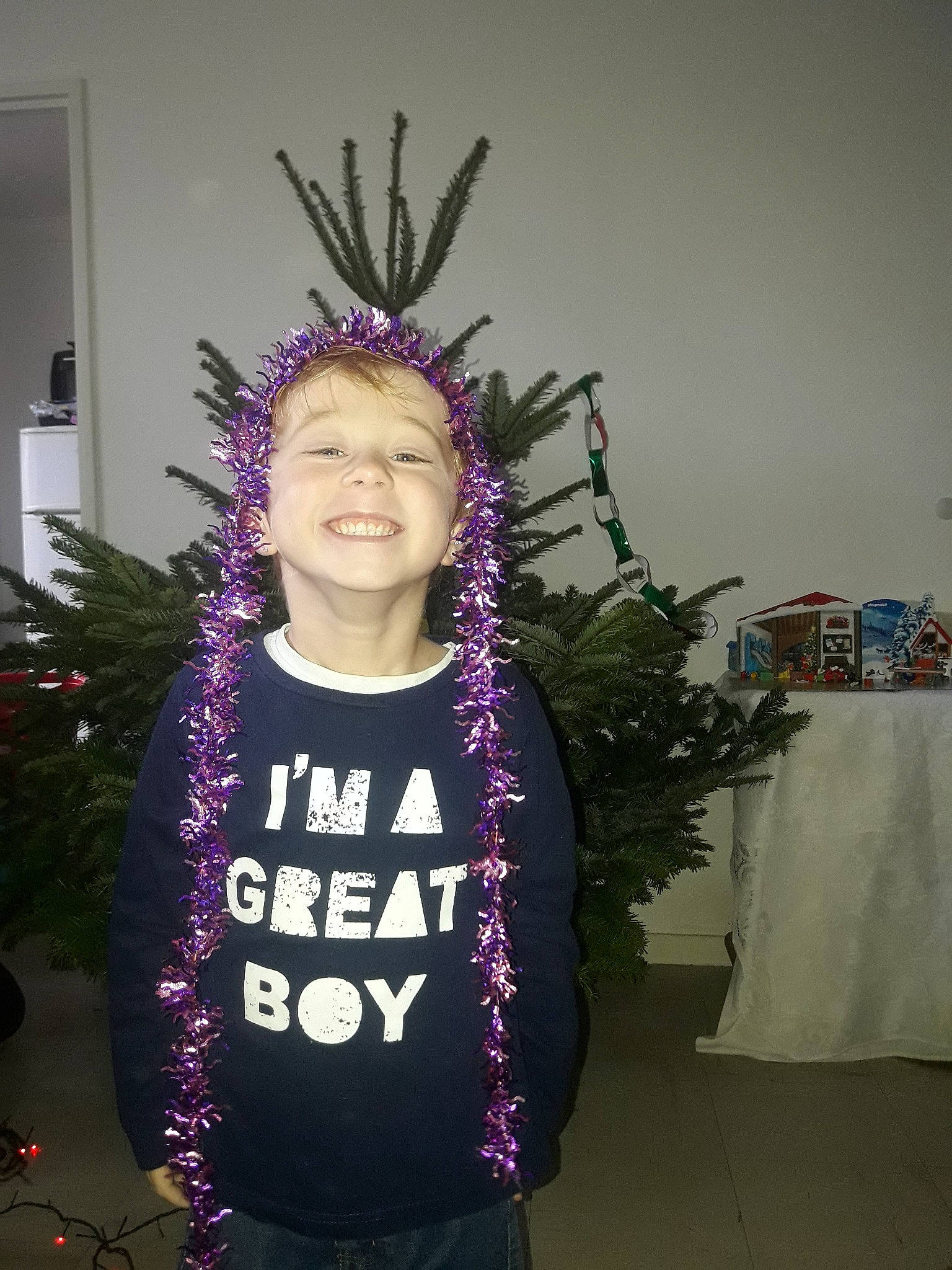 Valentin a rejoint le concours — aidez-le/la à gagner de superbes lots ! costume, event, fun, headgear, headpiece, joy, person, plant, product, purple, tree