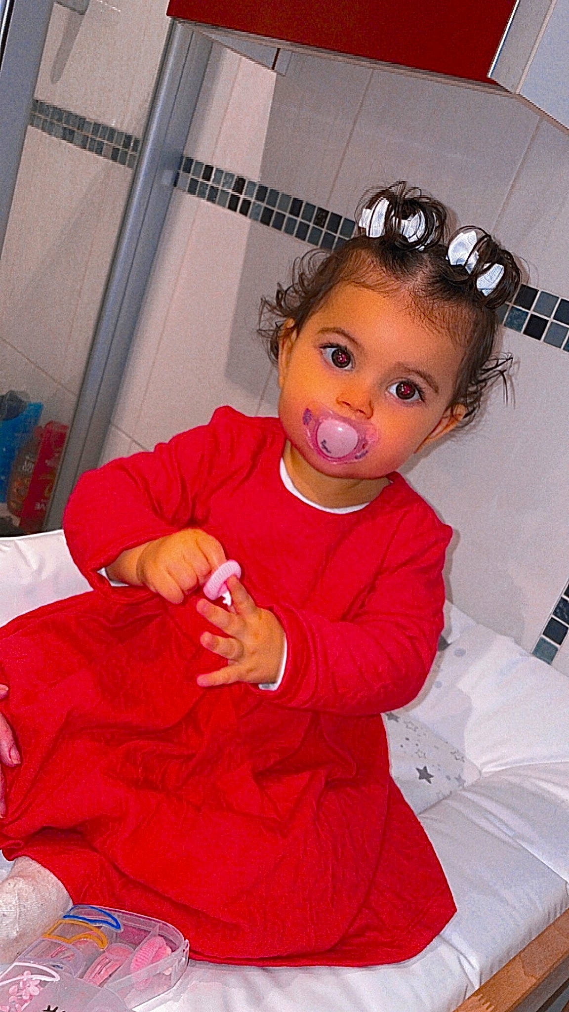 Elenna a rejoint le concours — aidez-le/la à gagner de superbes lots ! baby_toddler_clothing, black_hair, child, costume, dress, eyelash, fashion_accessory, fashion_design, fun, happy, headband, headpiece, jewellery, magenta, person, pink, sitting, sleeve, sock, thigh