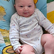Manoë a rejoint le concours — aidez-le/la à gagner de superbes lots ! baby, cartoon, child, colorful, comfort, cushion, cute, face, hand, happy, indoor, infant, leg, onesie, person, plush, portrait, smiling, sock, soft