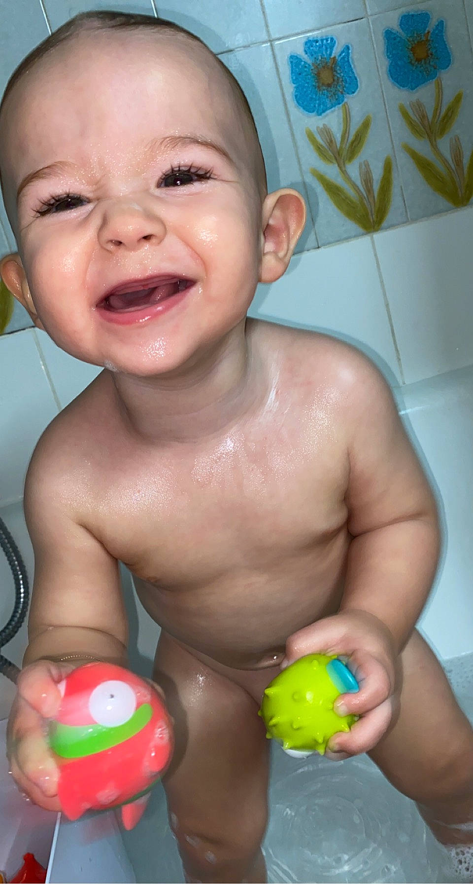 Aaron participe au concours pour gagner de l'argent avec cette photo : arm, baby_bathing, baby_laughing, bathing, blue, cheek, chest, face, finger, green, happy, human_body, mouth, muscle, nose, organ, person, skin, smile, toddler