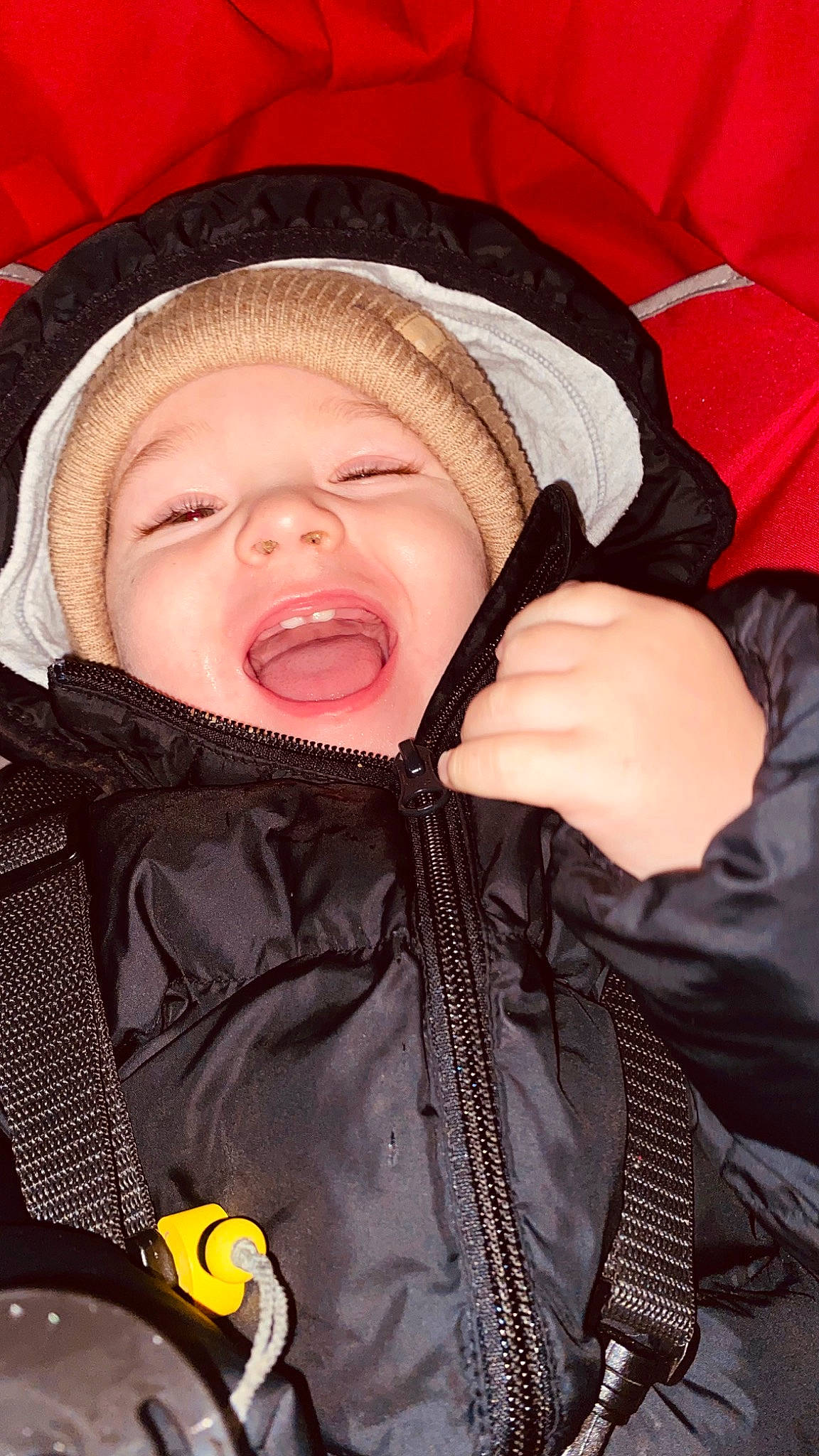 Aaron a rejoint le concours — aidez-le/la à gagner de superbes lots ! baby, cheek, comfort, cool, eye, eyebrow, finger, gesture, happy, hood, jacket, knit_cap, lip, mouth, nose, outerwear, person, skin, sleeve, textile