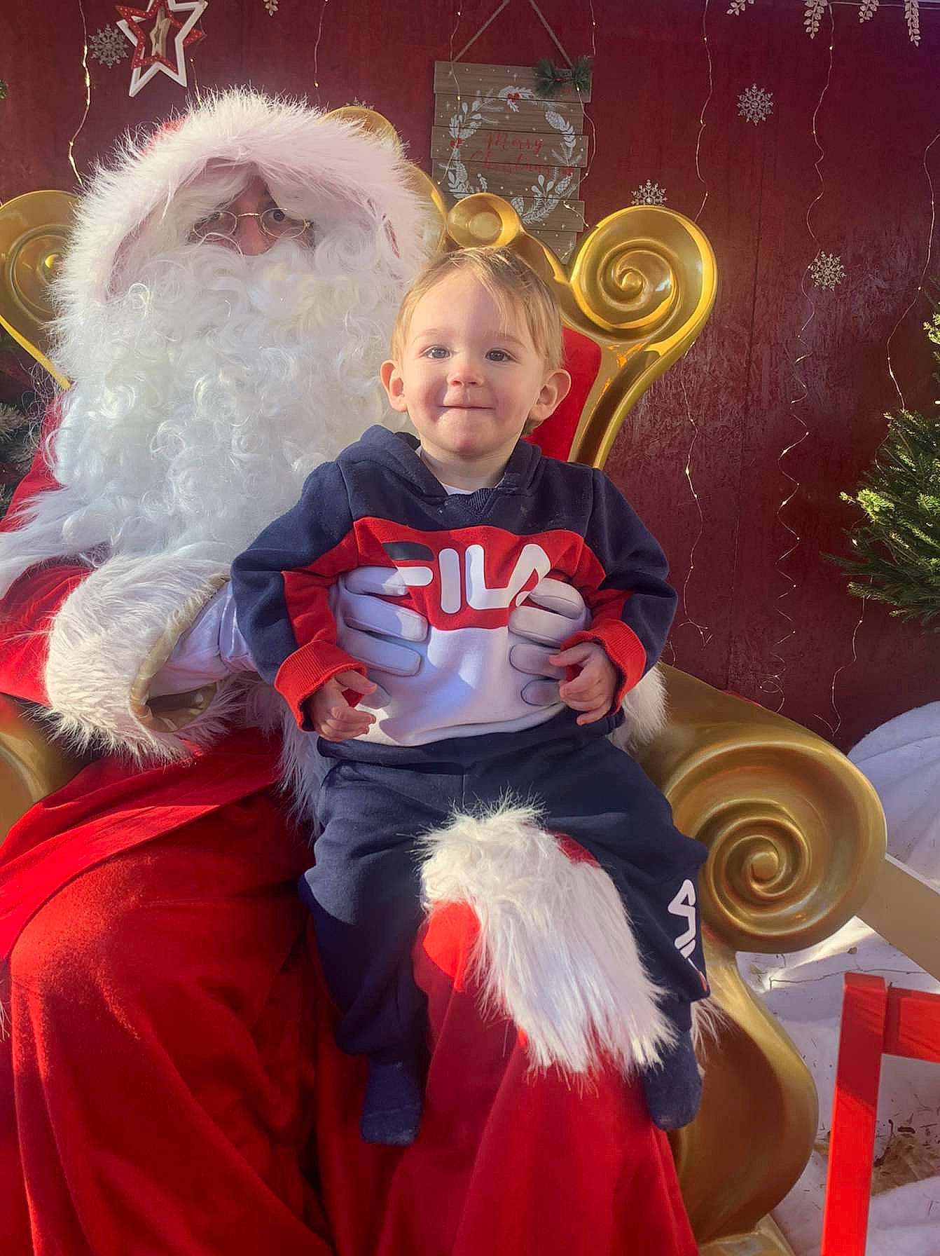 Aaron participe au concours pour gagner de l'argent avec cette photo : beard, child, christmas, christmas_eve, christmas_ornament, costume, costume_hat, event, fictional_character, fun, glove, happy, hat, holiday, joy, lap, person, santa_claus, smile, toddler