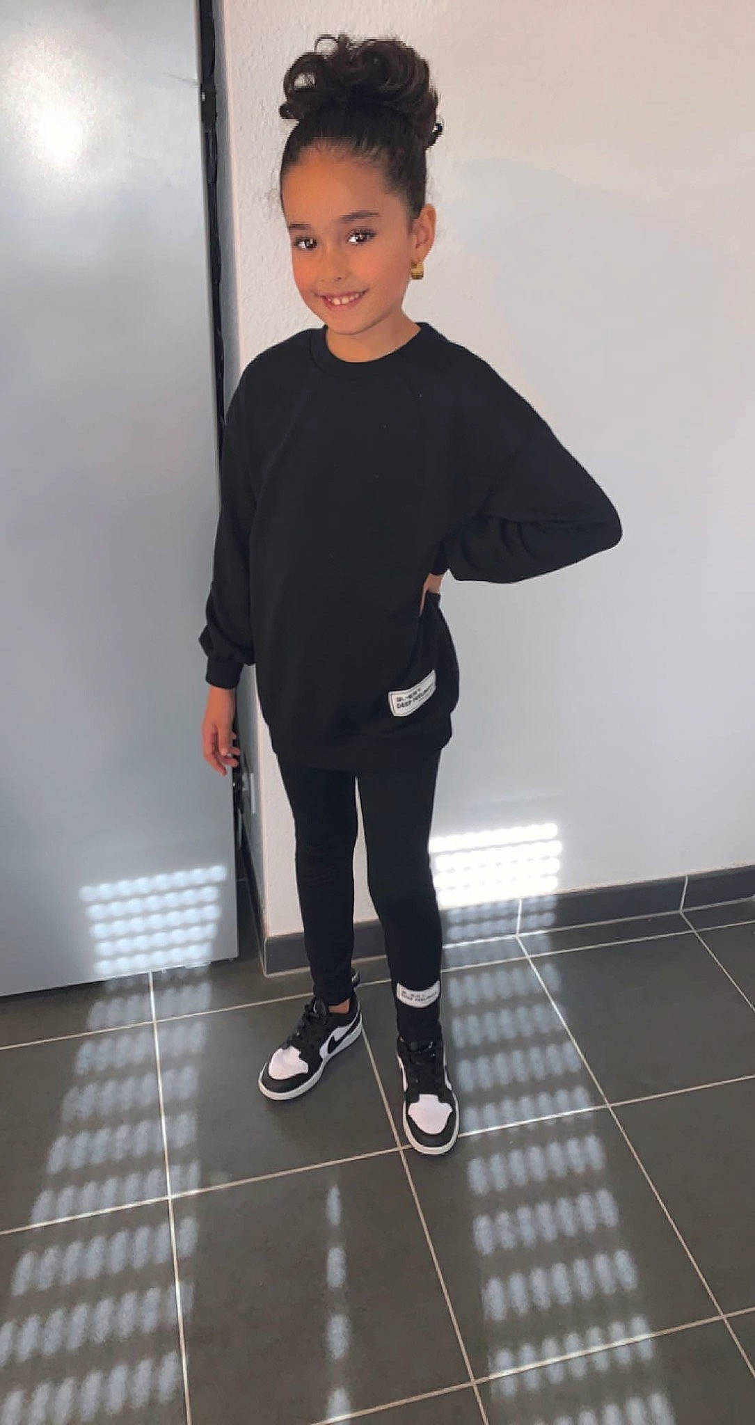 Lina a rejoint le concours — aidez-le/la à gagner de superbes lots ! child, denim, electric_blue, event, fashion_design, flooring, formal_wear, fun, human_leg, joint, joy, knee, pattern, person, sleeve, sportswear, standing, sweatpant, t_shirt, thigh