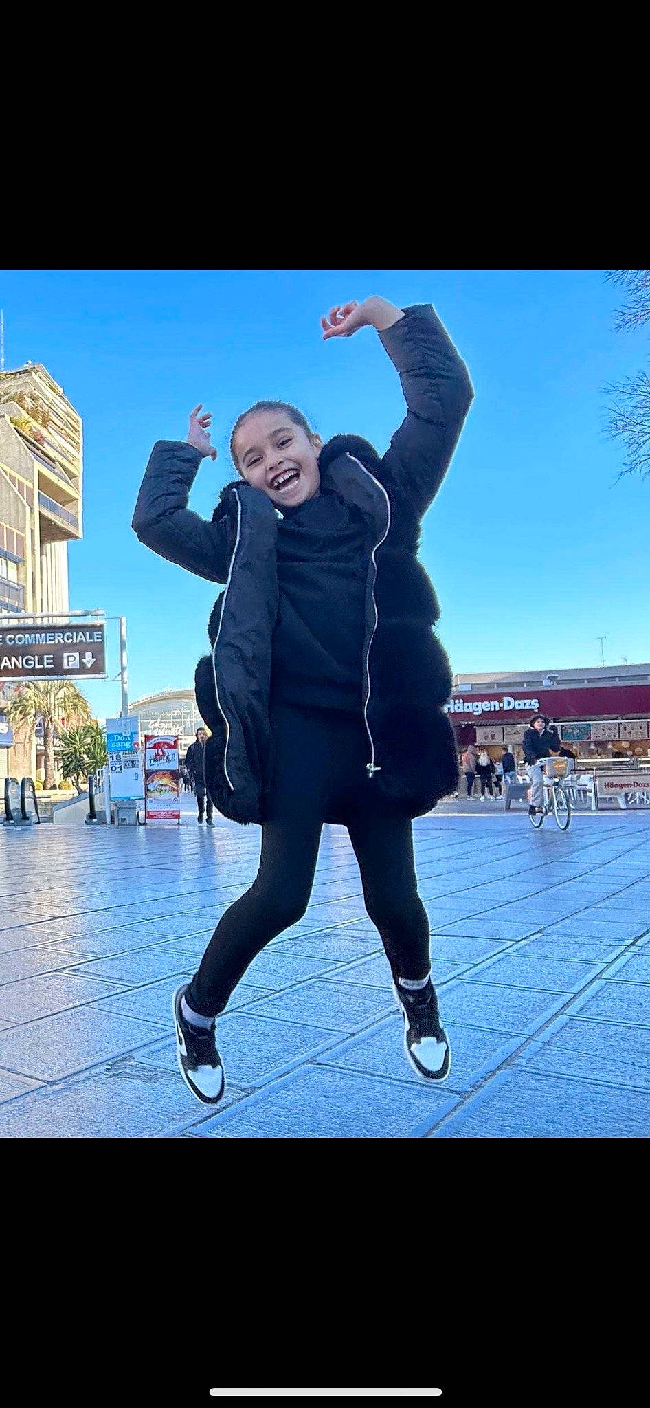 Lina participe au concours pour gagner de l'argent avec cette photo : boot, electric_blue, entertainment, flash_photography, fun, gesture, happy, human_leg, knee, leisure, pedestrian, people_in_nature, performing_arts, person, recreation, sky, sports, sportswear, thigh, travel
