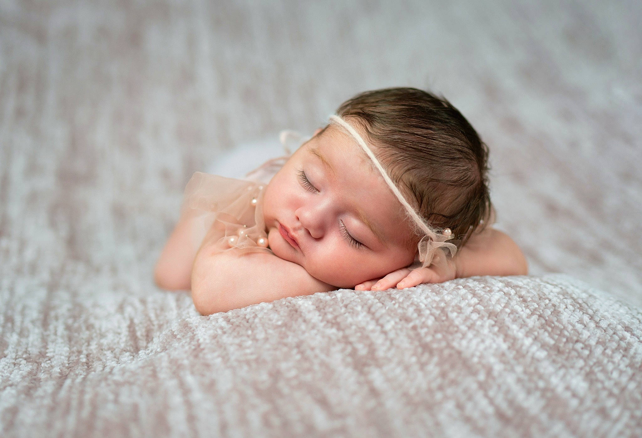 Maddy a rejoint le concours — aidez-le/la à gagner de superbes lots ! arm, baby, baby_sleeping, baby_toddler_clothing, comfort, ear, eye, eyelash, face, fashion_accessory, flash_photography, flooring, grass, hair_accessory, happy, head, headband, linens, neck, person