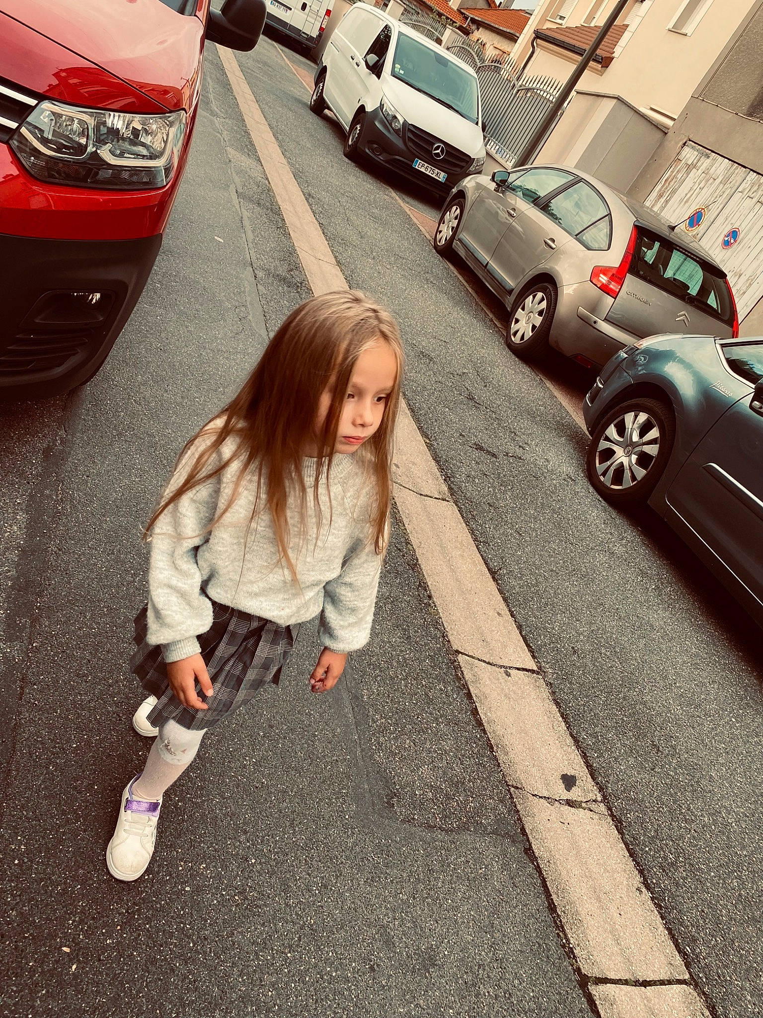 Ema a rejoint le concours — aidez-le/la à gagner de superbes lots ! asphalt, automotive_design, automotive_exterior, automotive_lighting, automotive_tire, car, infrastructure, land_vehicle, mode_of_transport, motor_vehicle, parking, person, personal_luxury_car, road, road_surface, sidewalk, tints_and_shades, tire, vehicle, vehicle_door