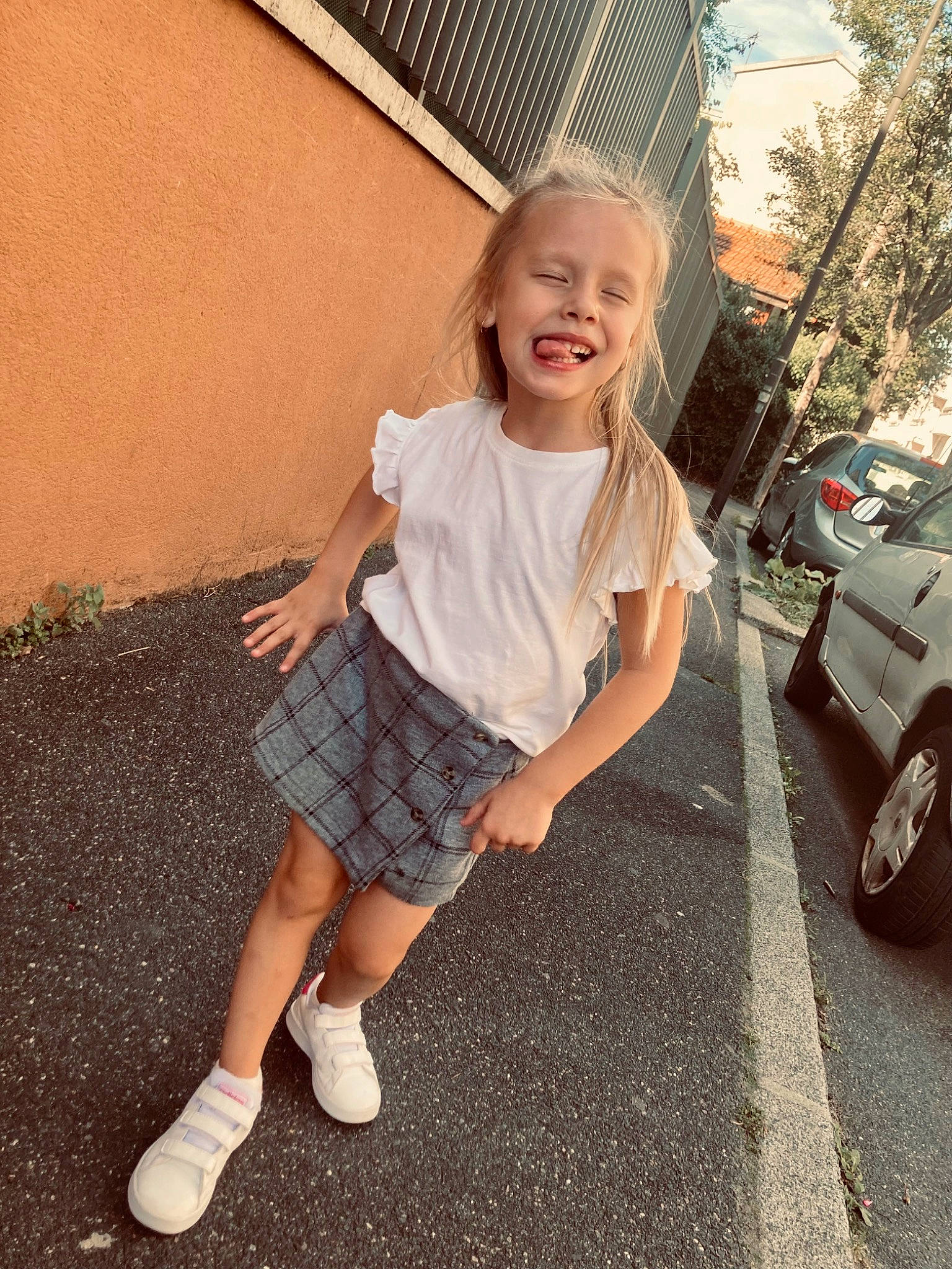 Ema a rejoint le concours — aidez-le/la à gagner de superbes lots ! asphalt, car, dress, flash_photography, grass, happy, human_leg, joy, knee, people, person, plaid, smile, sock, summer, tartan, tints_and_shades, tire, toddler, vehicle_door