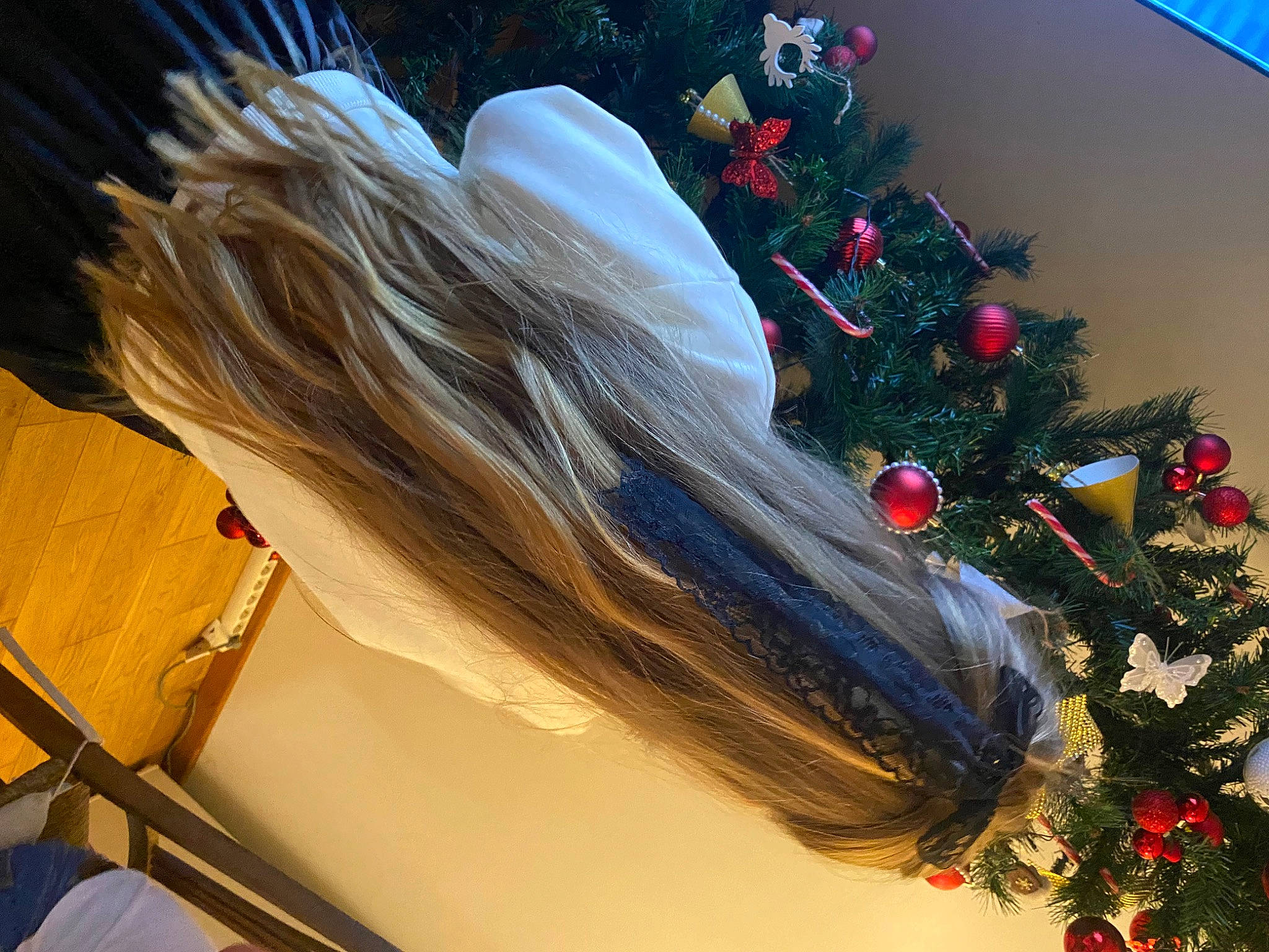 Ema a rejoint le concours — aidez-le/la à gagner de superbes lots ! bridal_accessory, christmas, christmas_decoration, christmas_eve, christmas_ornament, christmas_tree, conifer, event, evergreen, fashion_accessory, headpiece, holiday, holiday_ornament, interior_design, layered_hair, long_hair, ornament, person, room, tradition