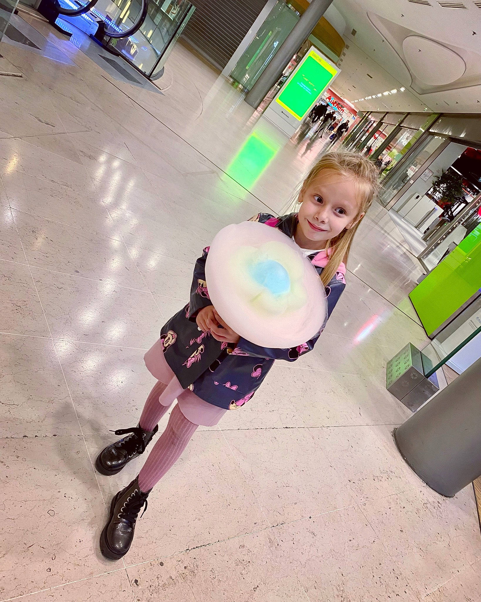 Ema a rejoint le concours — aidez-le/la à gagner de superbes lots ! child, city, drum, drumhead, floor, flooring, fun, happy, human_leg, joy, leisure, machine, magenta, membranophone, musical_instrument, person, recreation, smile, sneakers, t_shirt