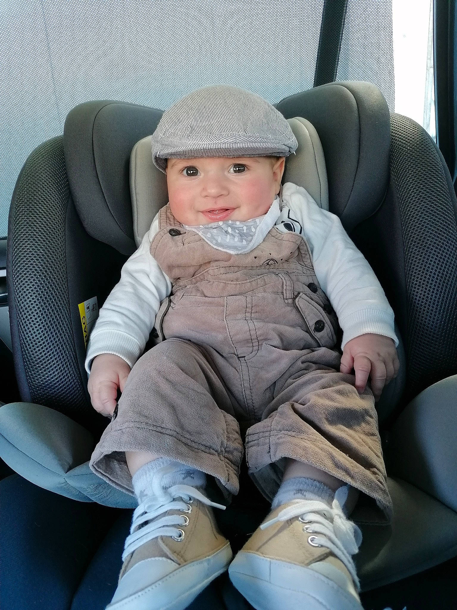 Giulian participe au concours pour gagner de l'argent avec cette photo : auto_part, baby, car_seat, car_seat_cover, chair, child, comfort, eye, facial_expression, head_restraint, headwear, knee, lap, people, person, seat_belt, sitting, sleeve, thigh, toddler