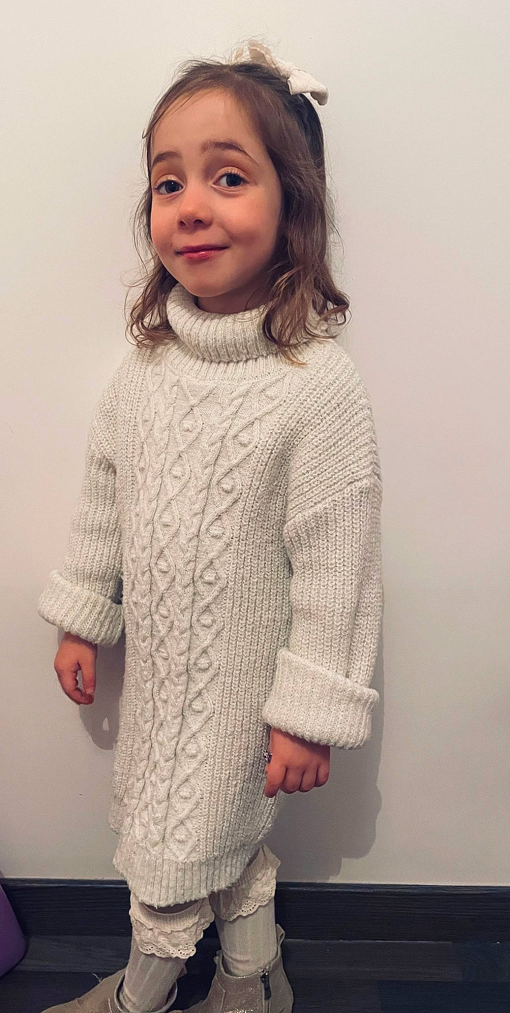 Margaux a rejoint le concours — aidez-le/la à gagner de superbes lots ! child, collar, embellishment, fashion_accessory, fashion_design, flash_photography, fur, grey, happy, jewellery, joy, neck, pattern, person, sleeve, smile, t_shirt, toddler, top, wool