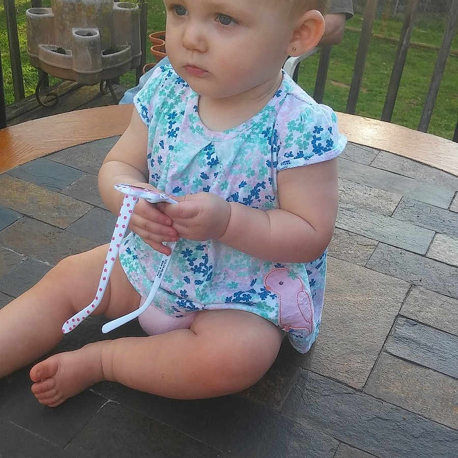 Jolie is registered to the contest to win money with this photo: