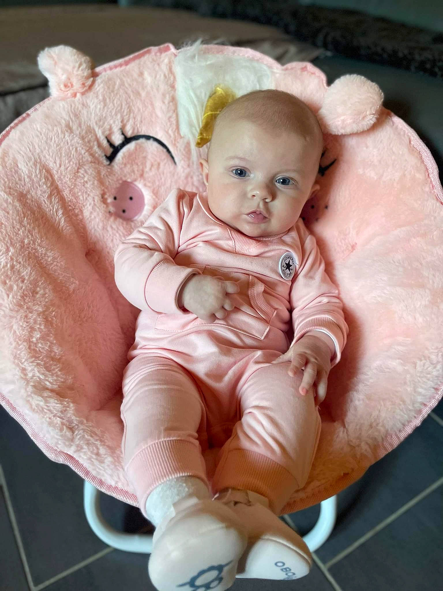Charlie participe au concours pour gagner de l'argent avec cette photo : baby, baby_toddler_clothing, chair, cheek, comfort, eye, finger, gesture, hand, happy, head, human_body, iris, mouth, organ, person, pink, skin, stomach, textile