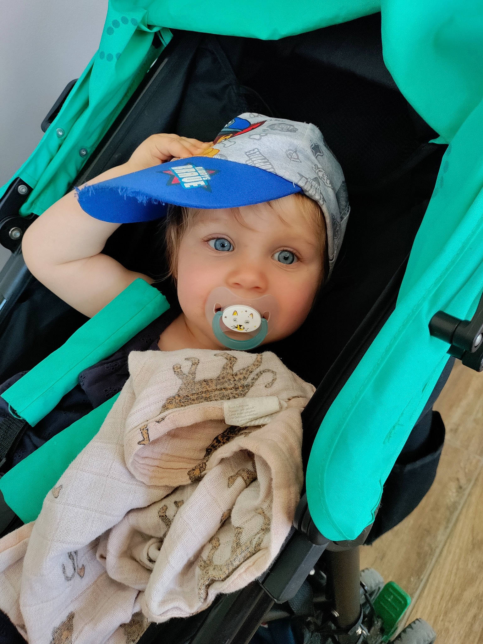 Gioia a rejoint le concours — aidez-le/la à gagner de superbes lots ! azure, baby, baby_carriage, baby_products, baby_safety, baby_toddler_clothing, bag, blue, cap, car_seat, child, comfort, electric_blue, fashion_accessory, fun, green, hat, headwear, person, sitting