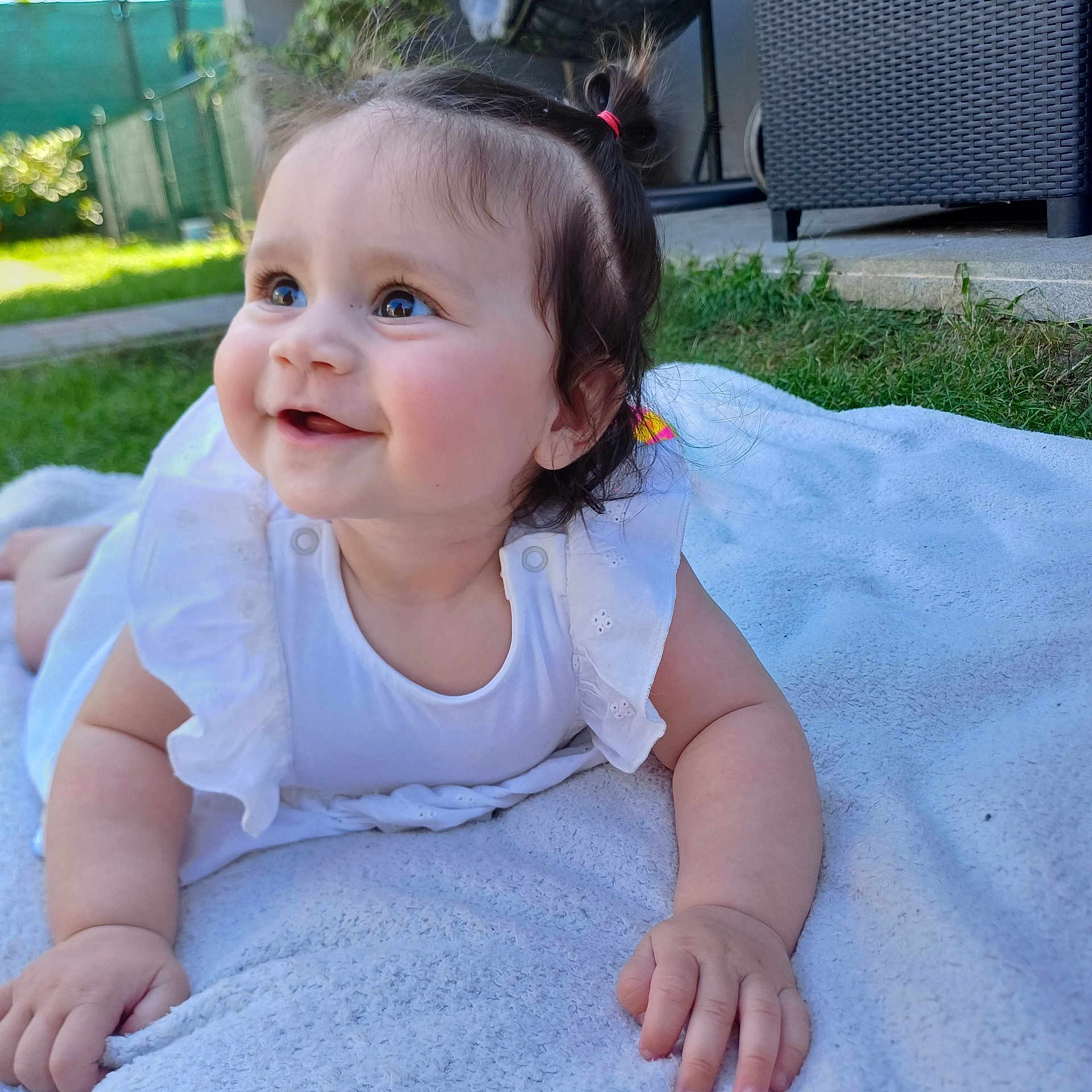 Kayra a rejoint le concours — aidez-le/la à gagner de superbes lots ! baby, backyard, blanket, bodypart, clothing, crawling, dress, face, grass, happy, head, lawn, nature, outdoors, person, photography, plant, portrait, sitting, yard