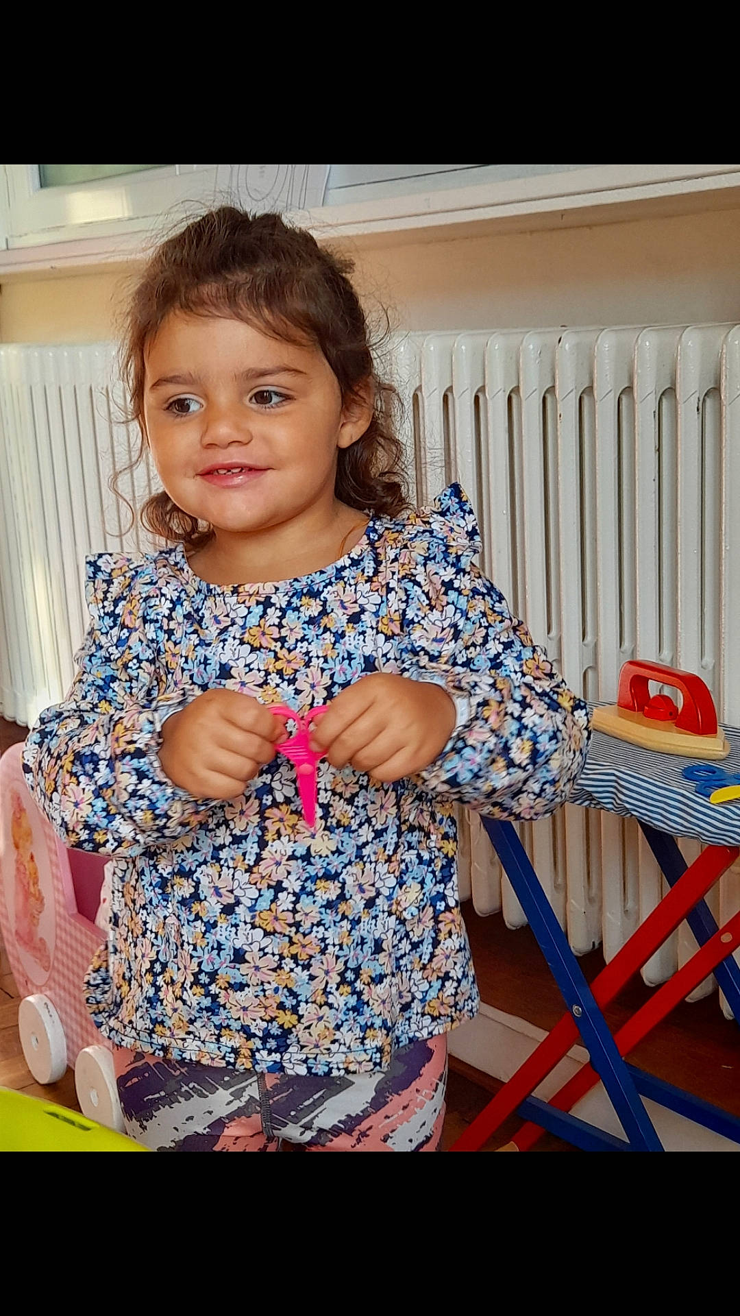 Louisa a rejoint le concours — aidez-le/la à gagner de superbes lots ! baby_products, baby_toddler_clothing, chair, child, electric_blue, fashion_design, fun, happy, joy, leisure, magenta, pattern, peach, person, play, portrait_photography, room, sitting, sleeve, t_shirt