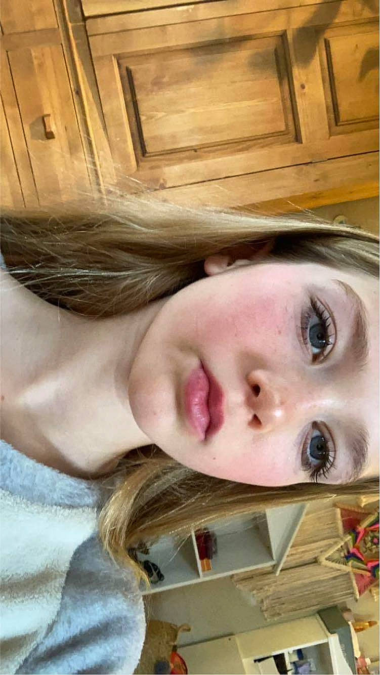 Lou a rejoint le concours — aidez-le/la à gagner de superbes lots ! blond, brown_hair, cheek, child, eyebrow, eyelash, eyewear, hair_coloring, happy, headwear, iris, jaw, layered_hair, lip, long_hair, nose, person, portrait_photography, selfie, skin