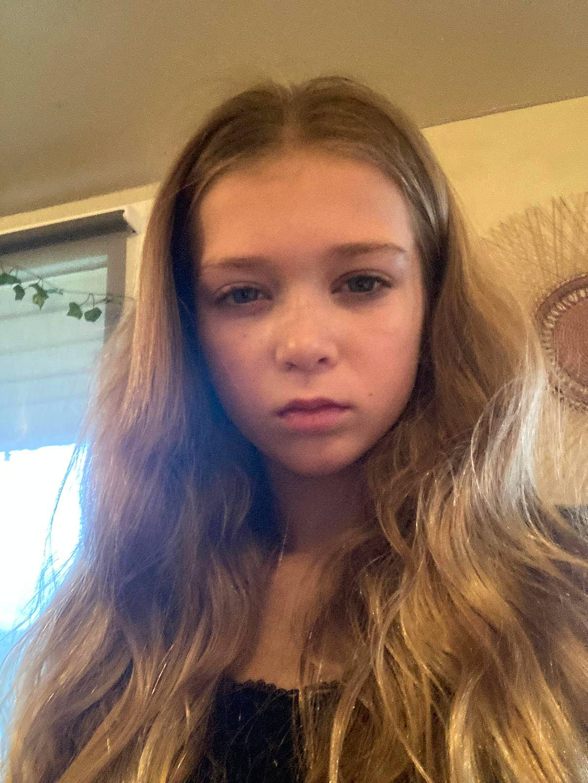 Lou a rejoint le concours — aidez-le/la à gagner de superbes lots ! black_hair, cheek, chin, eyebrow, eyelash, flash_photography, forehead, fun, hairstyle, happy, iris, jaw, layered_hair, lip, long_hair, mouth, neck, nose, person, skin