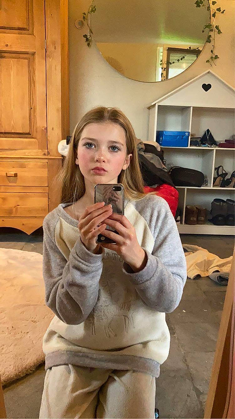 Lou a rejoint le concours — aidez-le/la à gagner de superbes lots ! blond, brown_hair, cabinetry, drawer, fashion_design, floor, flooring, fun, fur, gesture, happy, hardwood, kitchen, long_hair, person, picture_frame, selfie, sleeve, standing, waist