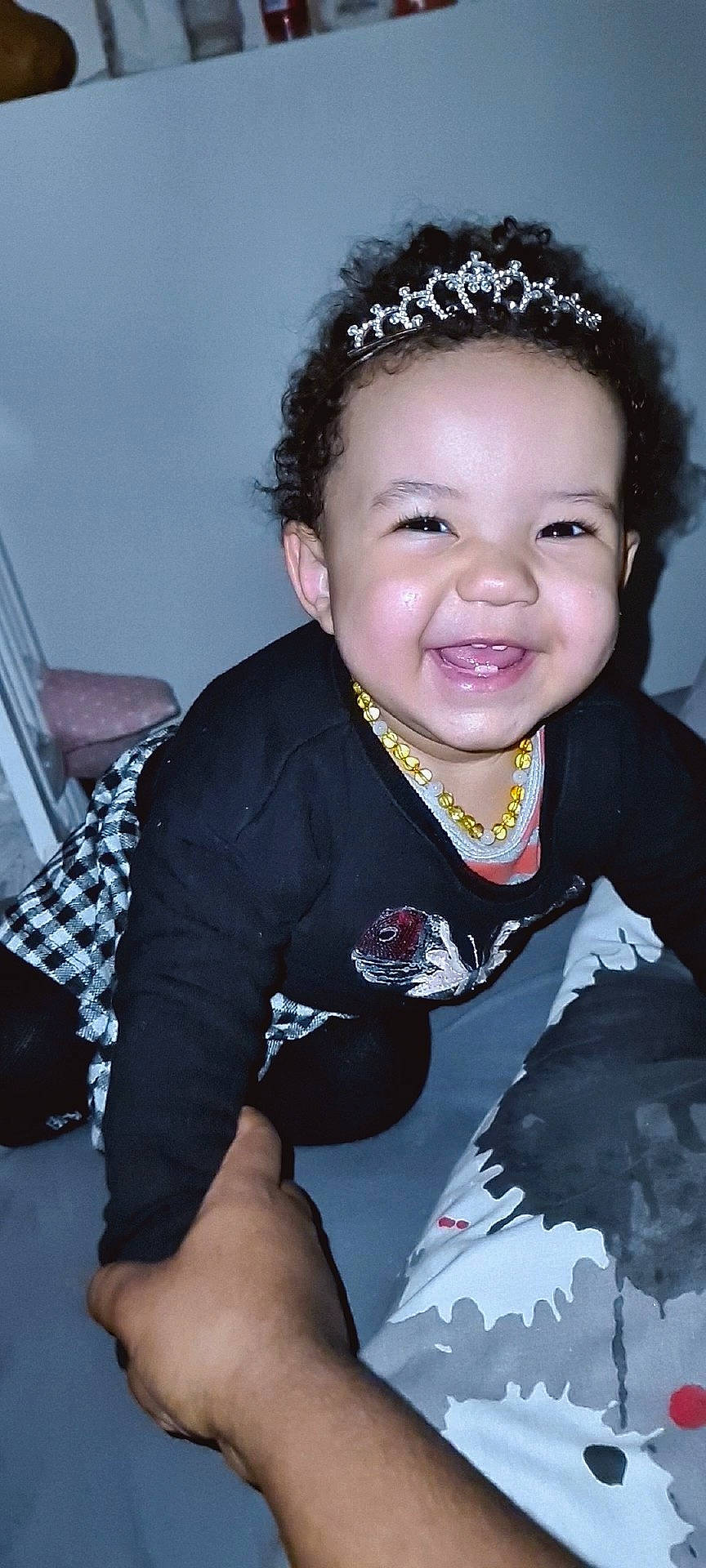 Ambre participe au concours pour gagner de l'argent avec cette photo : arm, baby_toddler_clothing, cheek, child, chin, eyebrow, eyelash, facial_expression, flash_photography, gesture, hairstyle, happy, iris, jewellery, lip, person, skin, sleeve, smile, t_shirt