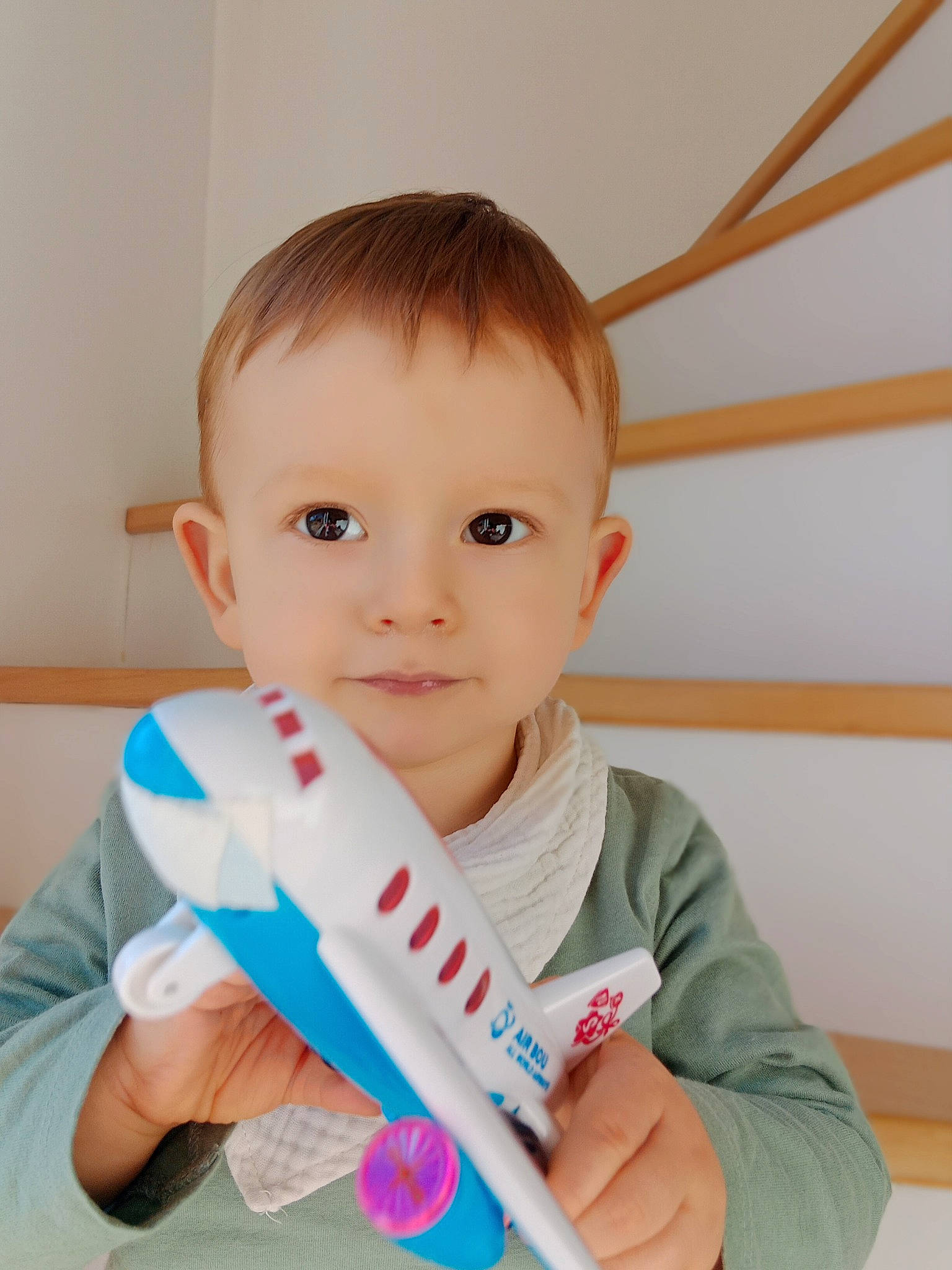 Louka a rejoint le concours — aidez-le/la à gagner de superbes lots ! arm, baby, baby_products, baby_toddler_clothing, cheek, child, elbow, electric_blue, fashion_accessory, fun, happy, knee, person, play, portrait_photography, room, sitting, sleeve, t_shirt, toddler