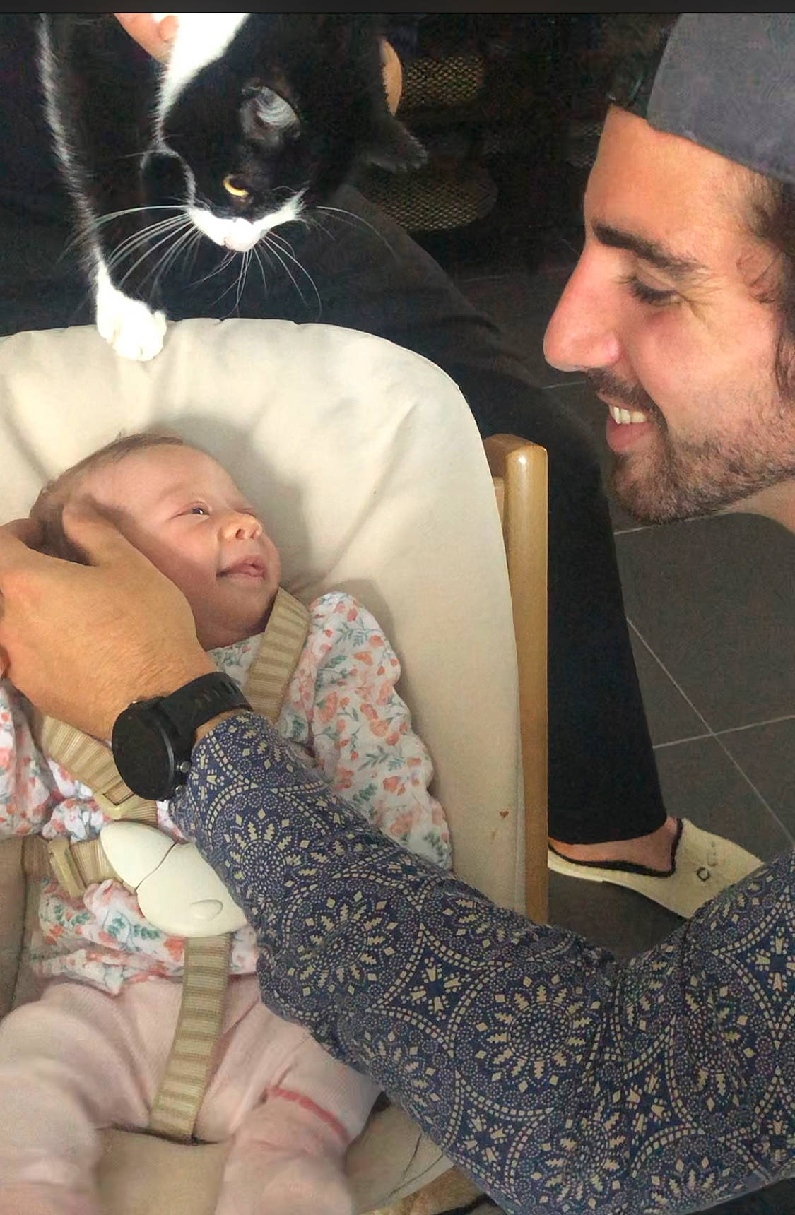 Lila participe au concours pour gagner de l'argent avec cette photo : beard, black, black_hair, carnivore, cat, comfort, cool, eyewear, felidae, finger, gesture, hair, hand, head, human_body, joy, leg, mouth, organ, person