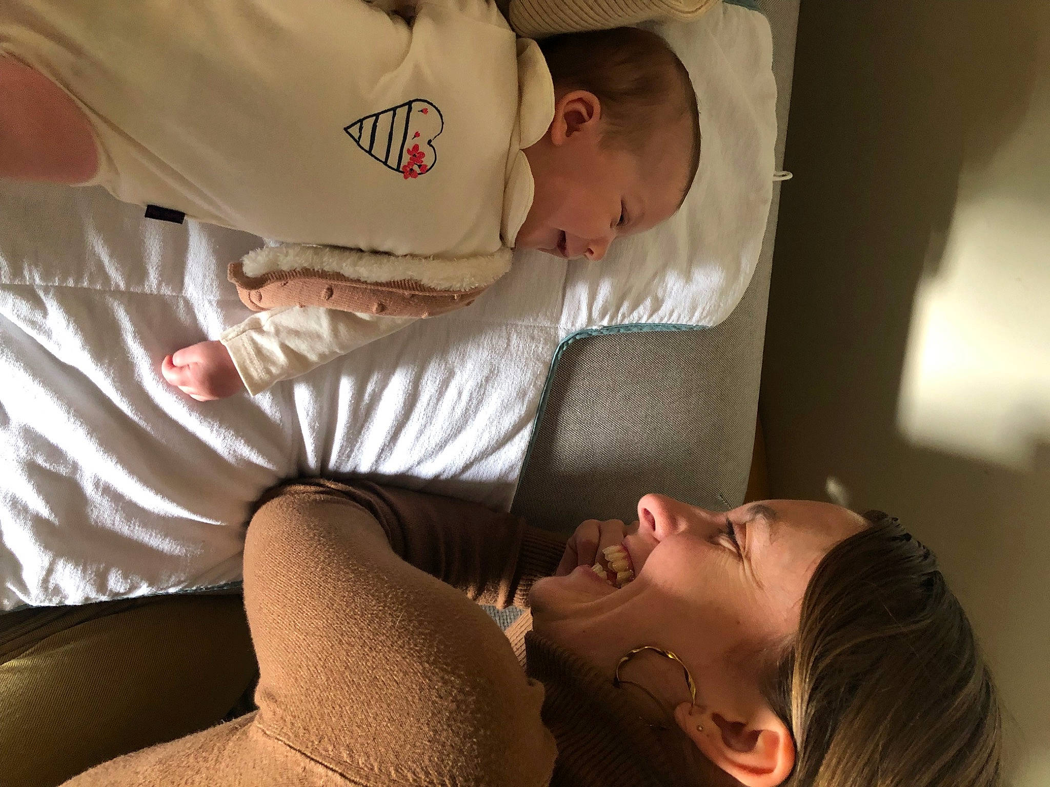 Lila a rejoint le concours — aidez-le/la à gagner de superbes lots ! abdomen, baby, beauty, chest, comfort, elbow, eyewear, finger, glasses, hand, human_body, human_leg, joint, joy, knee, person, sitting, smile, sunglasses, thigh