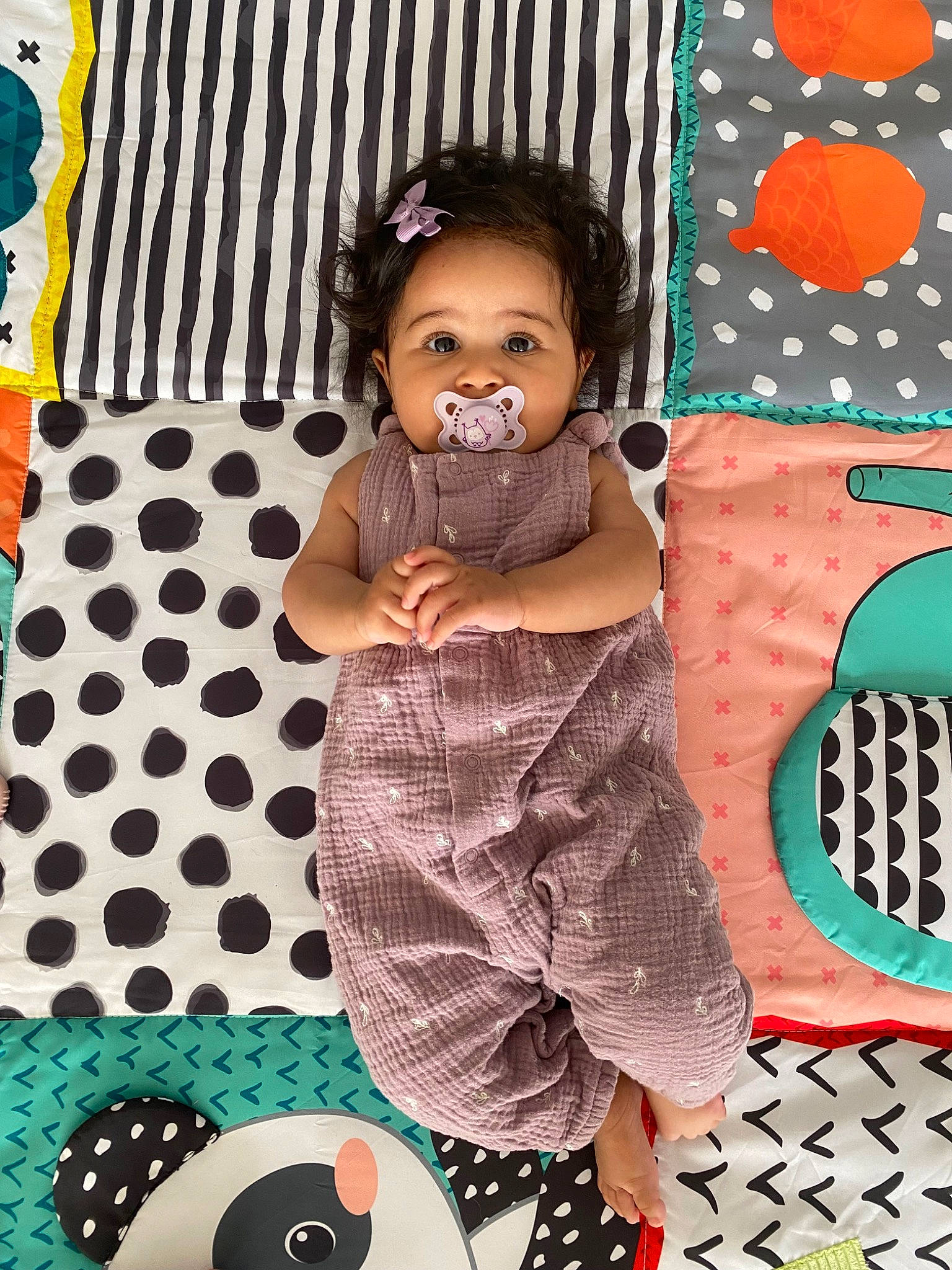 Lyana a rejoint le concours — aidez-le/la à gagner de superbes lots ! baby, baby_toddler_clothing, beauty, black, child, facial_expression, green, hairstyle, happy, pattern, person, photograph, pink, product, purple, snapshot, textile, toddler, toy, white