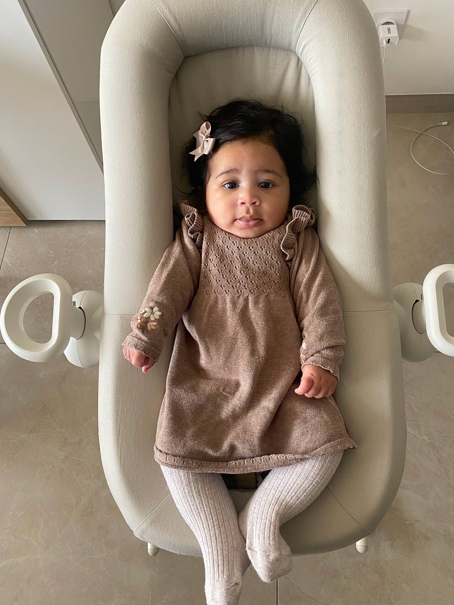 Lyana participe au concours pour gagner de l'argent avec cette photo : baby, baby_products, baby_toddler_clothing, car_seat, child, coffee_cup, comfort, cup, finger, flash_photography, human_leg, knee, leggings, mug, pattern, person, sitting, sleeve, tableware, thigh