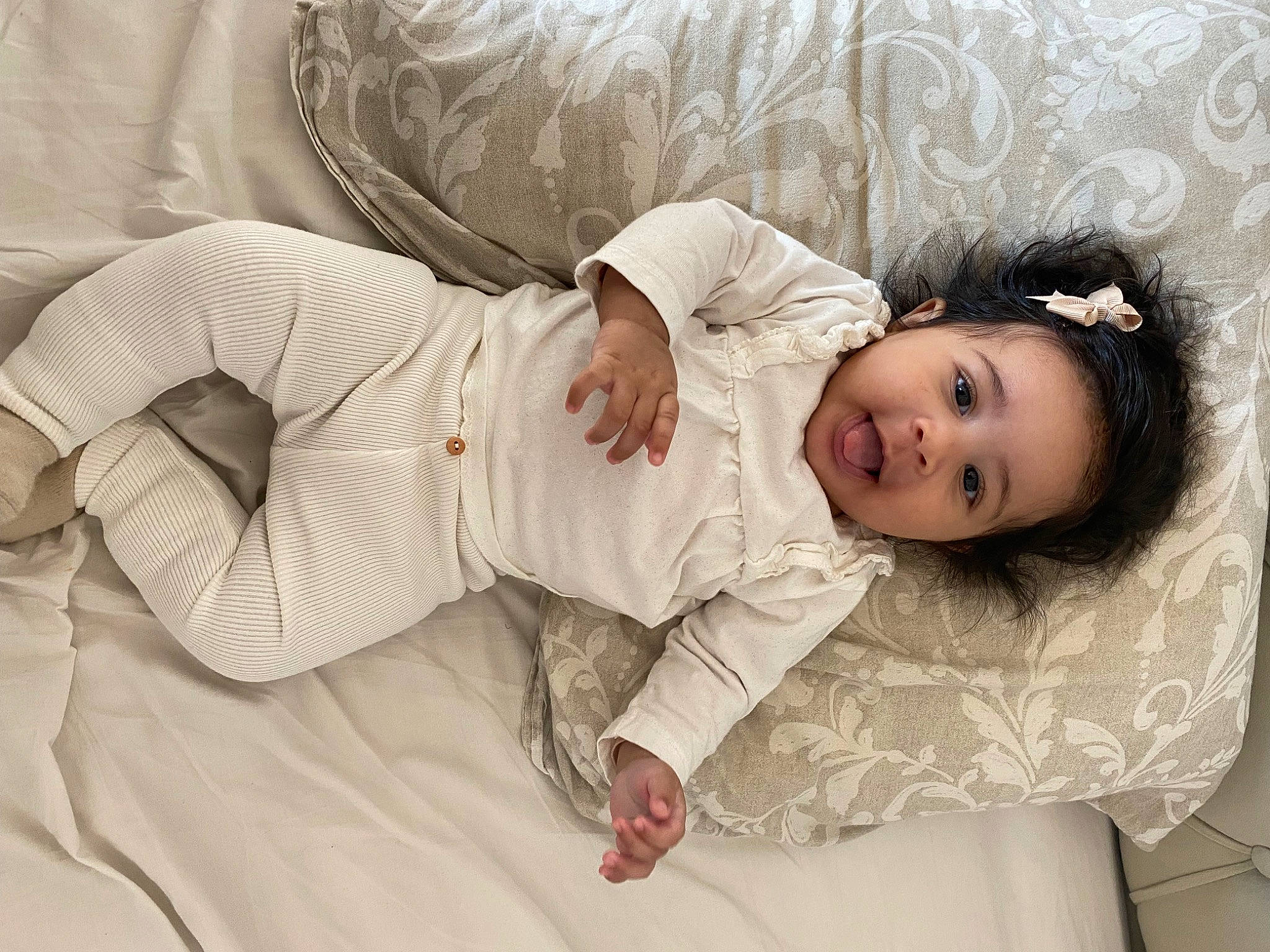 Lyana a rejoint le concours — aidez-le/la à gagner de superbes lots ! baby, baby_toddler_clothing, bed_sheet, bedding, bedtime, child, comfort, elbow, flash_photography, gesture, happy, linens, pattern, person, room, sitting, skin, sleep, sleeve, textile